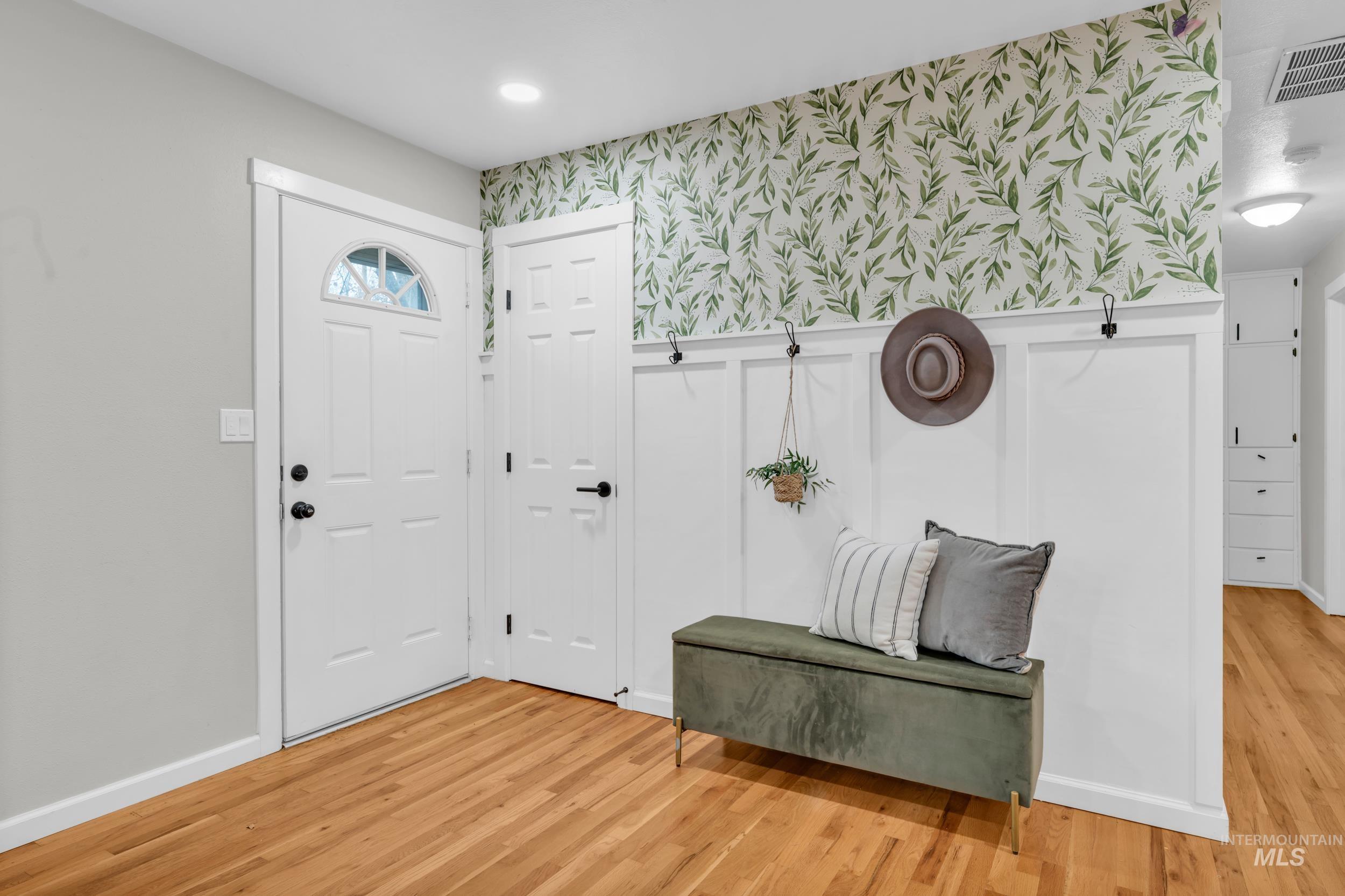 2908 S Meadowbrook, Boise, Idaho 83705-4640, 3 Bedrooms, 1.5 Bathrooms, Residential For Sale, Price $450,000,MLS 98972587