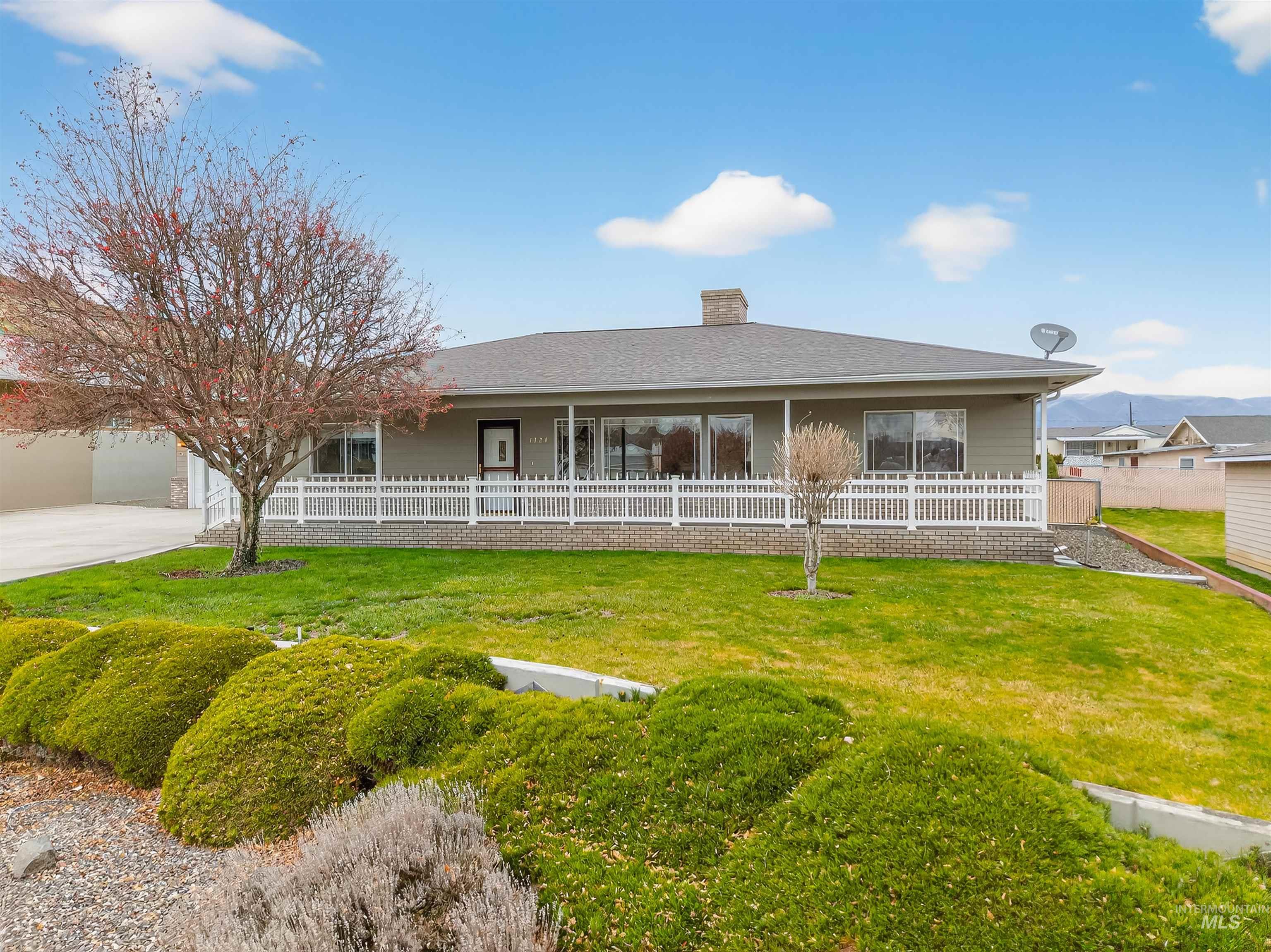 1324 Setlow Court, Clarkston, Washington 99403, 3 Bedrooms, 2.5 Bathrooms, Residential For Sale, Price $457,000,MLS 98972596