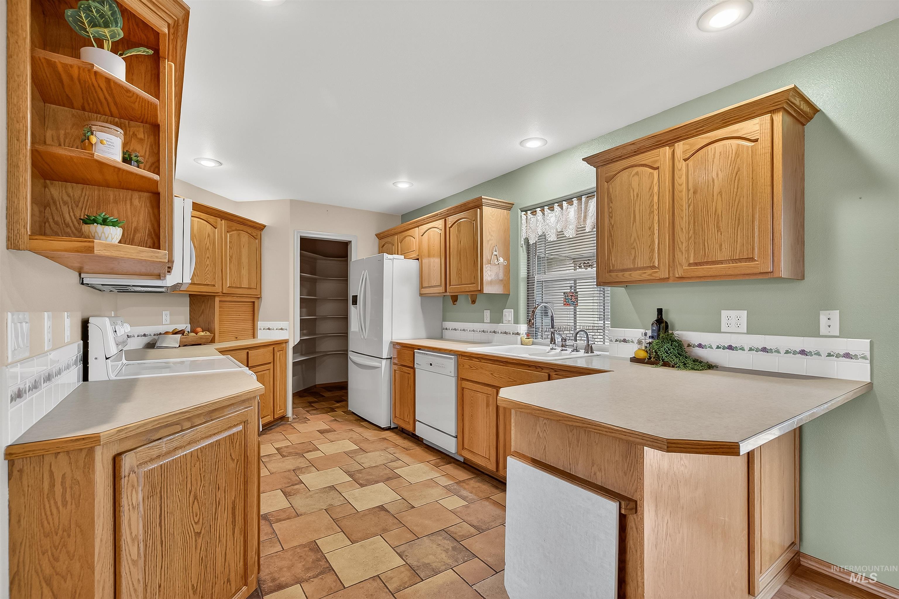 1324 Setlow Court, Clarkston, Washington 99403, 3 Bedrooms, 2.5 Bathrooms, Residential For Sale, Price $457,000,MLS 98972596