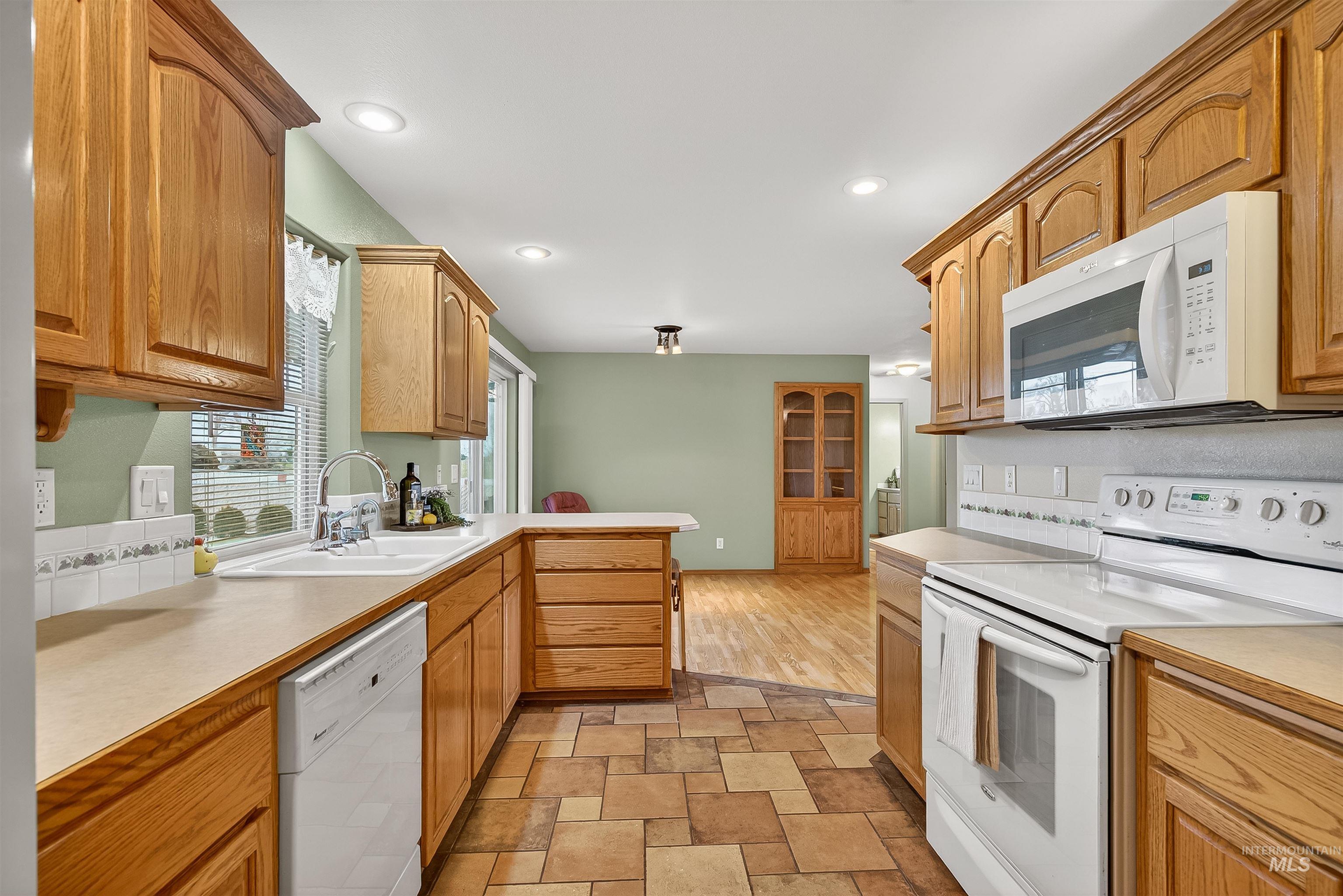 1324 Setlow Court, Clarkston, Washington 99403, 3 Bedrooms, 2.5 Bathrooms, Residential For Sale, Price $457,000,MLS 98972596