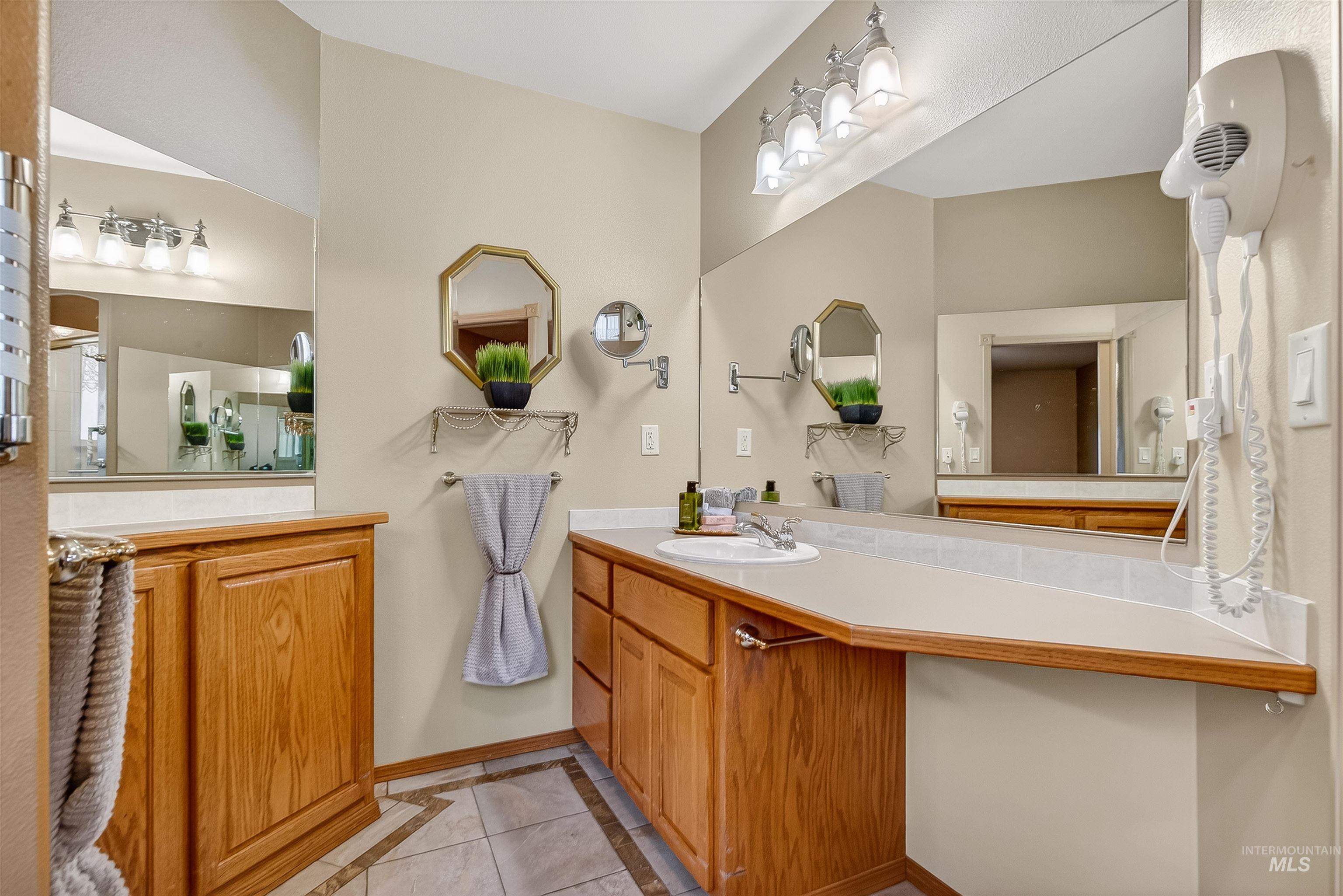 1324 Setlow Court, Clarkston, Washington 99403, 3 Bedrooms, 2.5 Bathrooms, Residential For Sale, Price $457,000,MLS 98972596