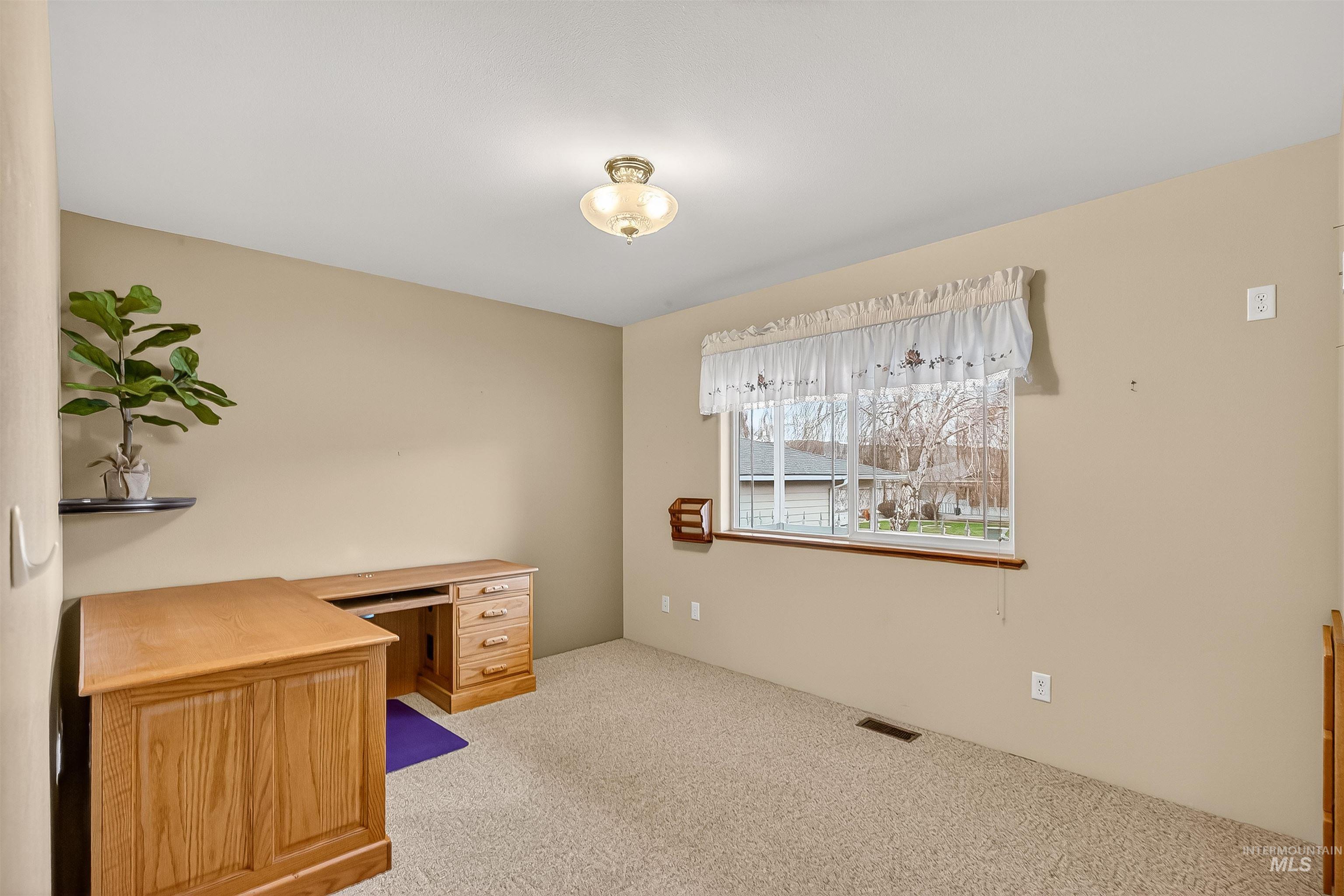 1324 Setlow Court, Clarkston, Washington 99403, 3 Bedrooms, 2.5 Bathrooms, Residential For Sale, Price $457,000,MLS 98972596