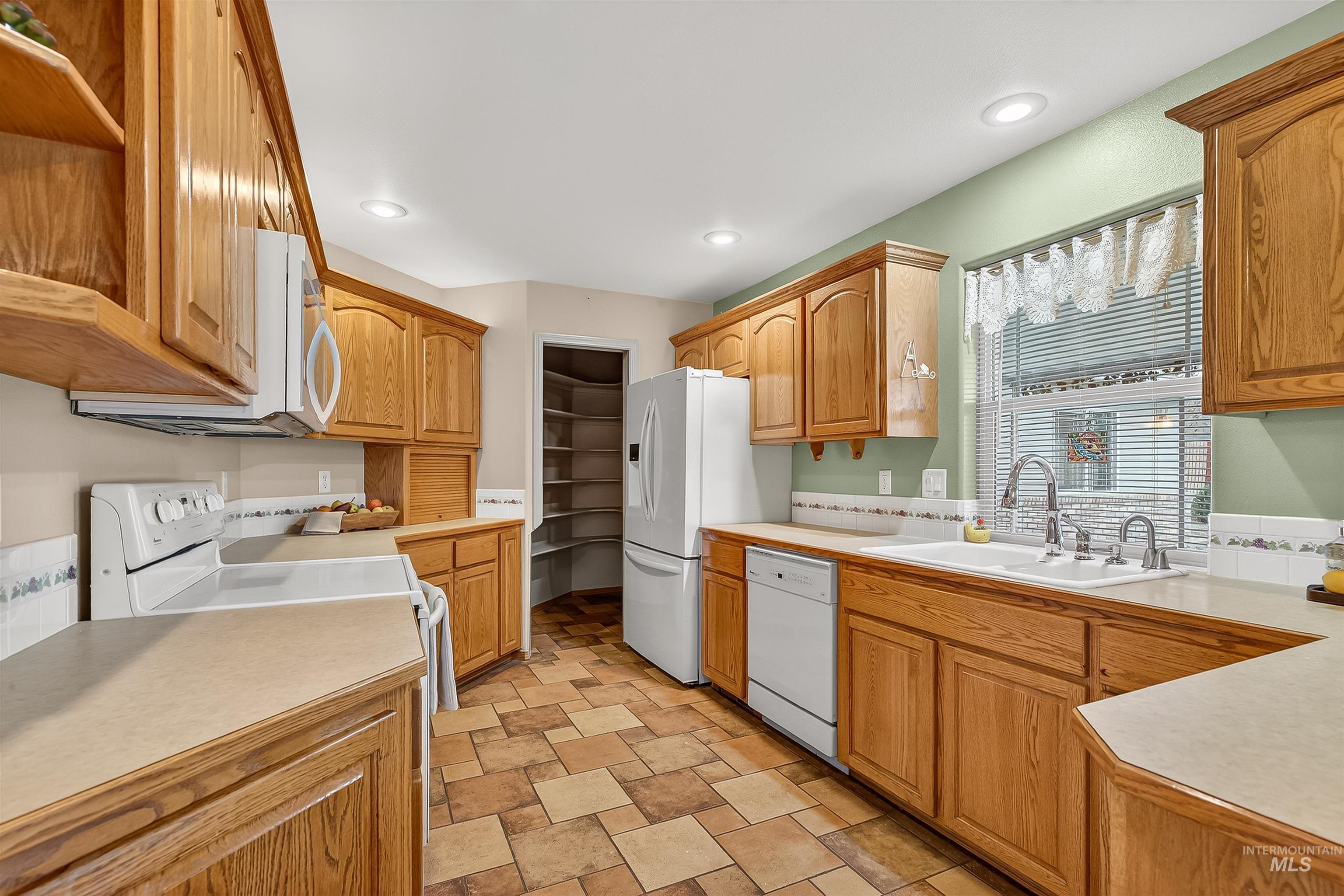 1324 Setlow Court, Clarkston, Washington 99403, 3 Bedrooms, 2.5 Bathrooms, Residential For Sale, Price $457,000,MLS 98972596