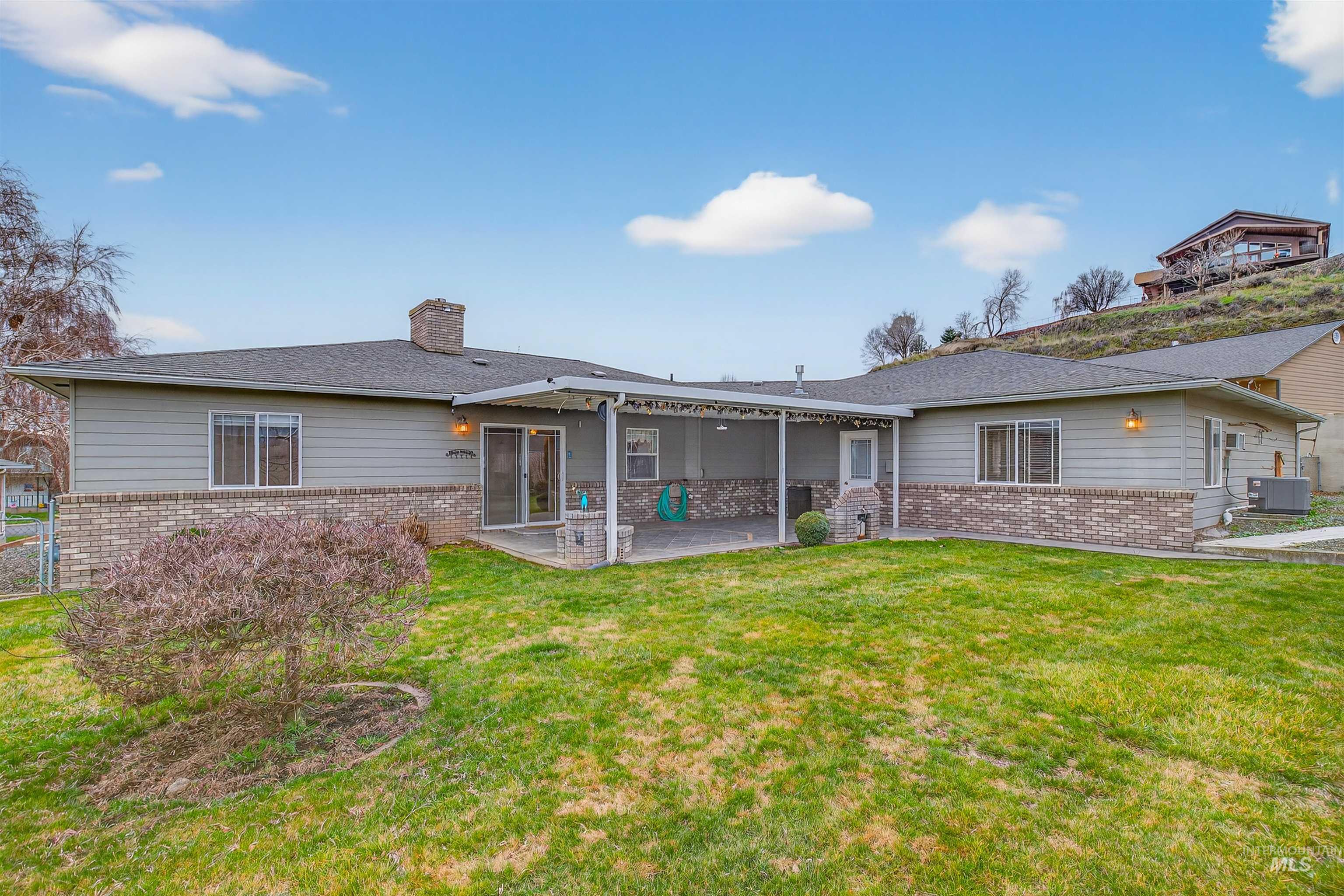 1324 Setlow Court, Clarkston, Washington 99403, 3 Bedrooms, 2.5 Bathrooms, Residential For Sale, Price $457,000,MLS 98972596