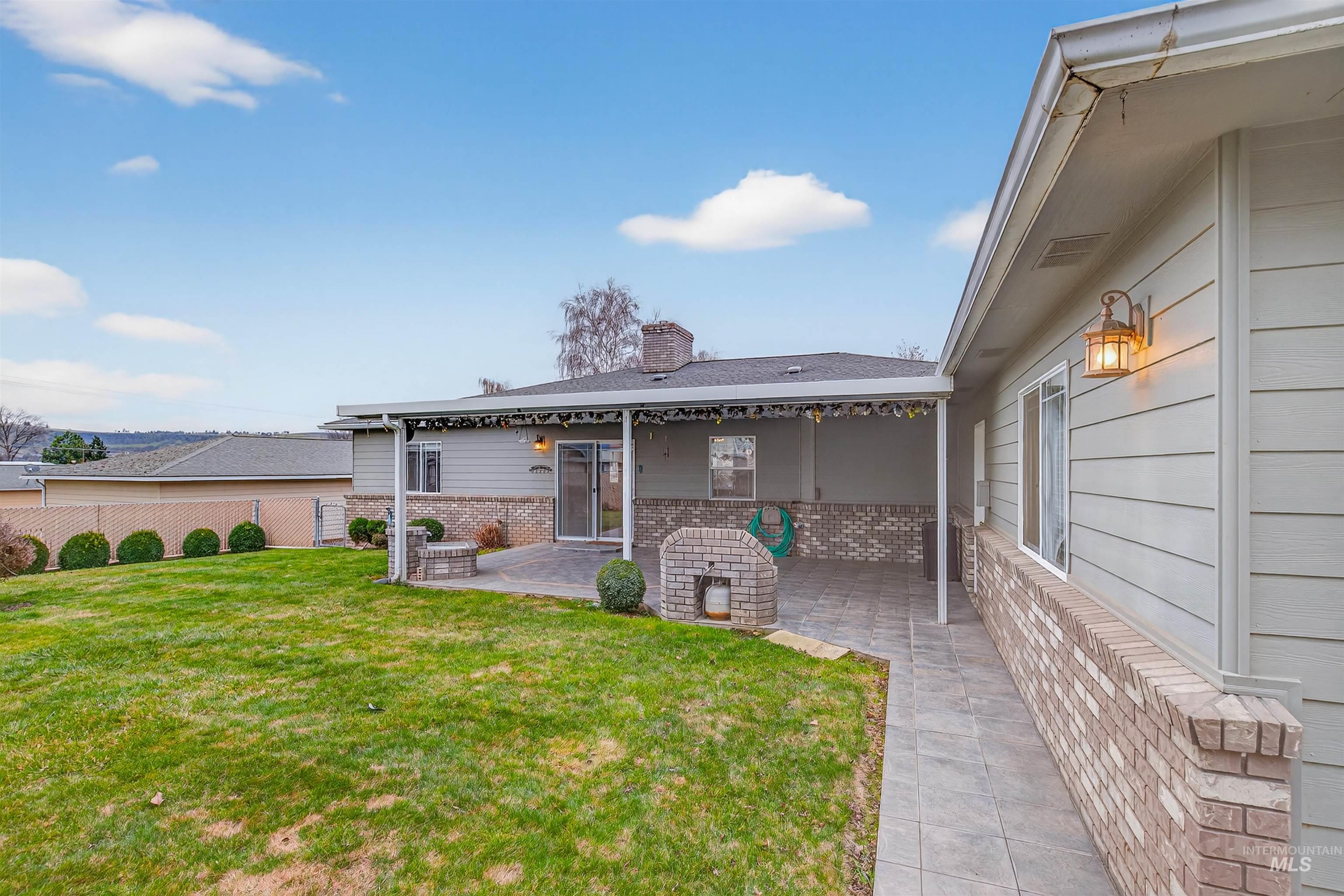 1324 Setlow Court, Clarkston, Washington 99403, 3 Bedrooms, 2.5 Bathrooms, Residential For Sale, Price $457,000,MLS 98972596