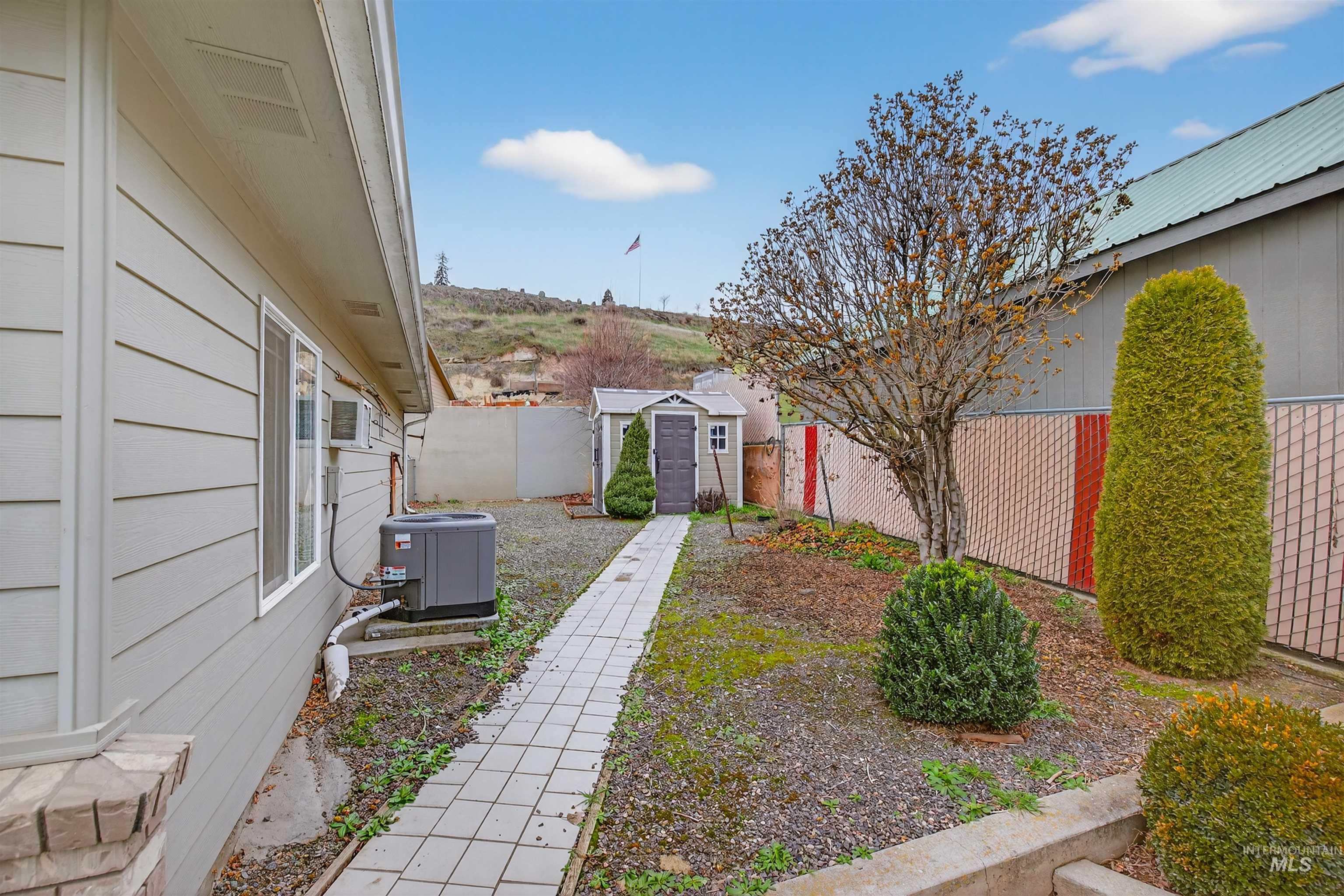 1324 Setlow Court, Clarkston, Washington 99403, 3 Bedrooms, 2.5 Bathrooms, Residential For Sale, Price $457,000,MLS 98972596