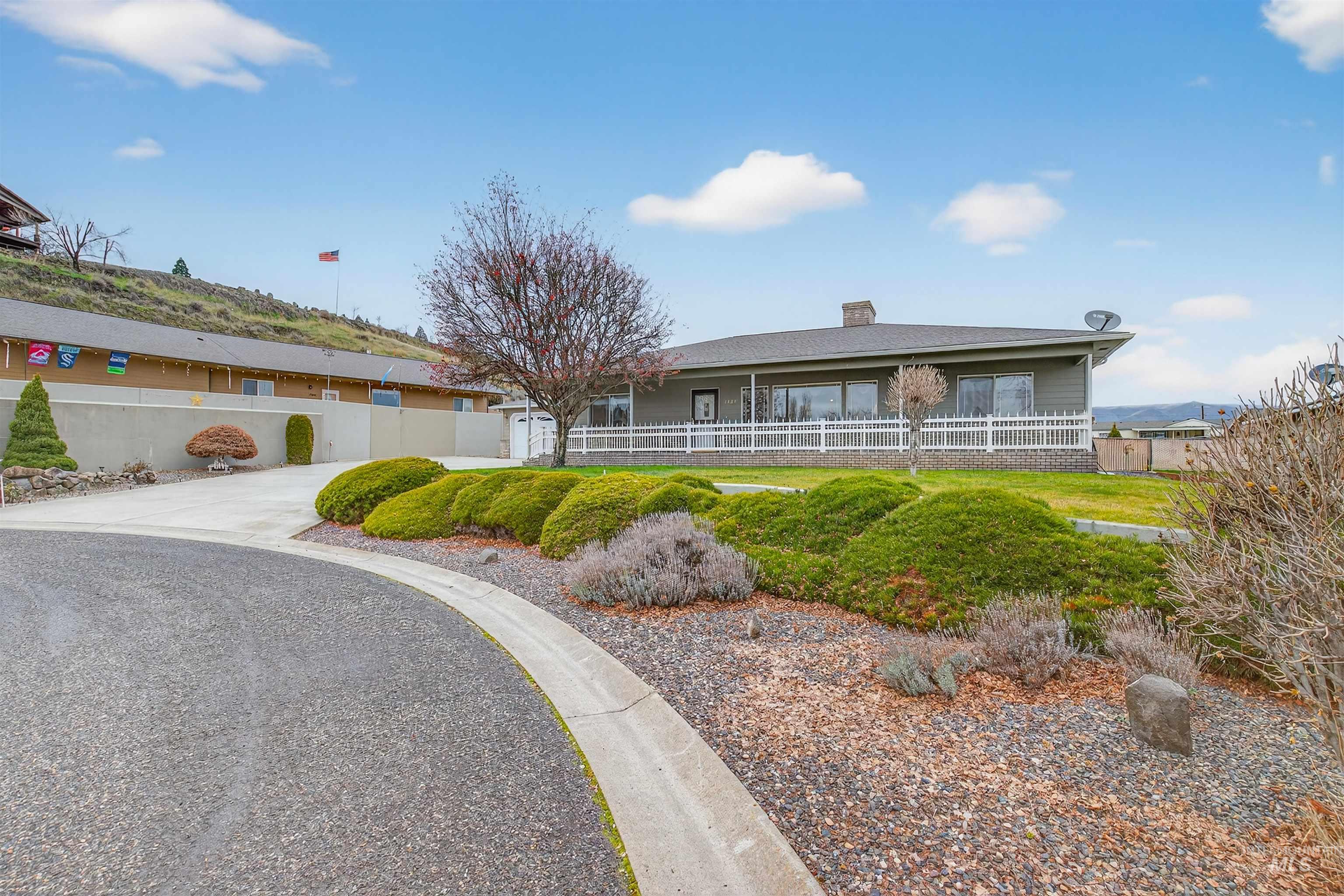 1324 Setlow Court, Clarkston, Washington 99403, 3 Bedrooms, 2.5 Bathrooms, Residential For Sale, Price $457,000,MLS 98972596