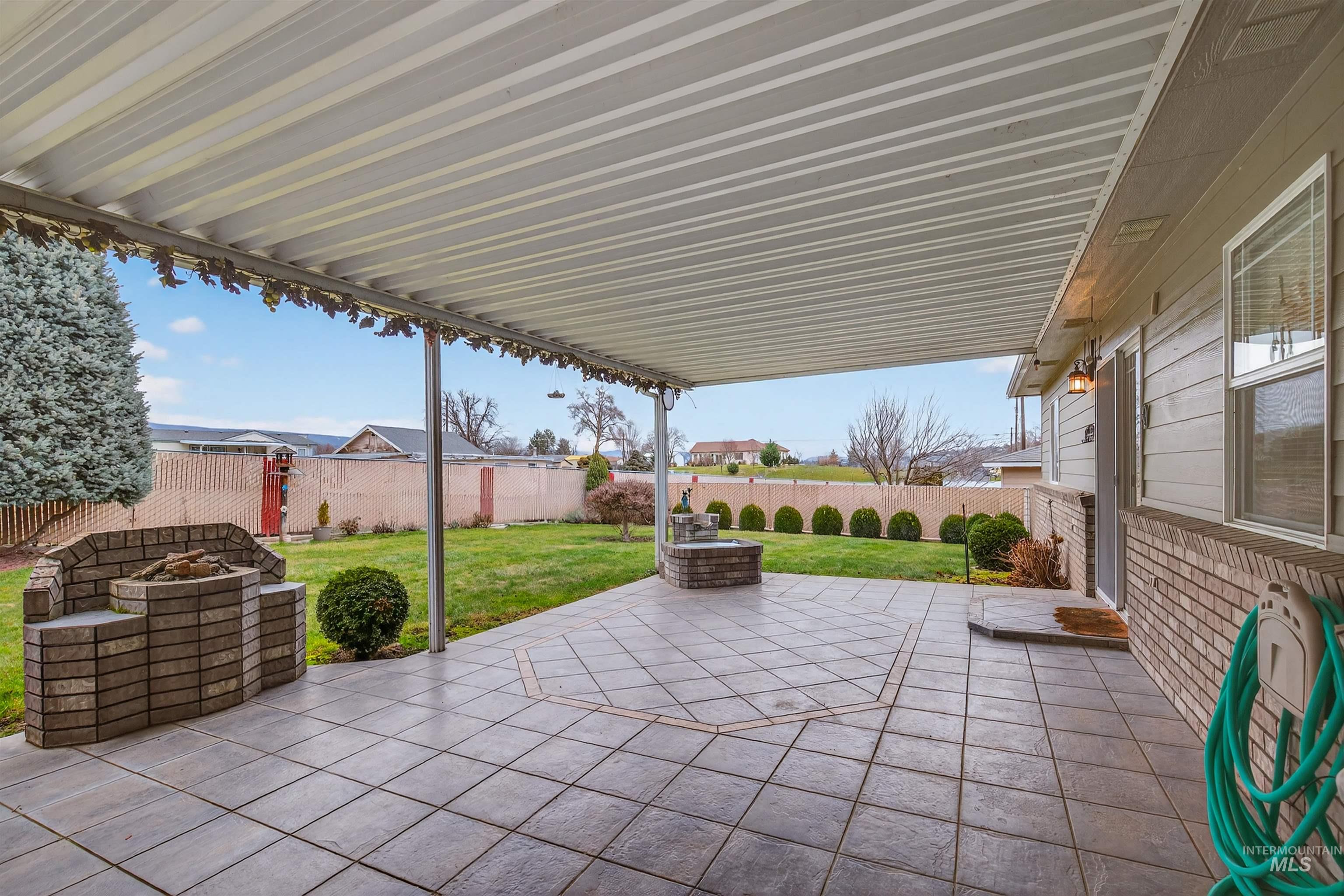 1324 Setlow Court, Clarkston, Washington 99403, 3 Bedrooms, 2.5 Bathrooms, Residential For Sale, Price $457,000,MLS 98972596