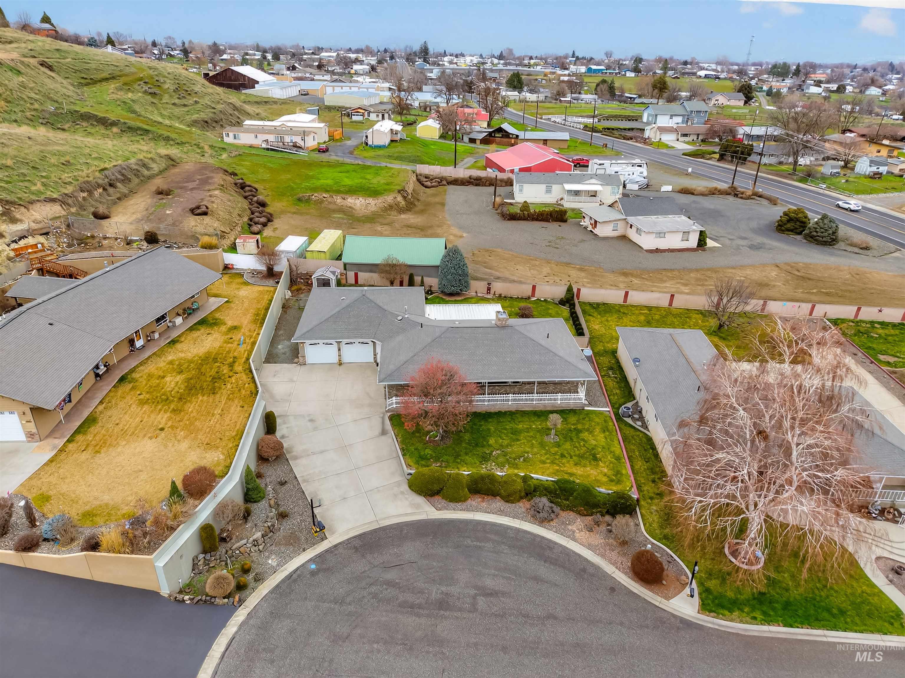 1324 Setlow Court, Clarkston, Washington 99403, 3 Bedrooms, 2.5 Bathrooms, Residential For Sale, Price $457,000,MLS 98972596