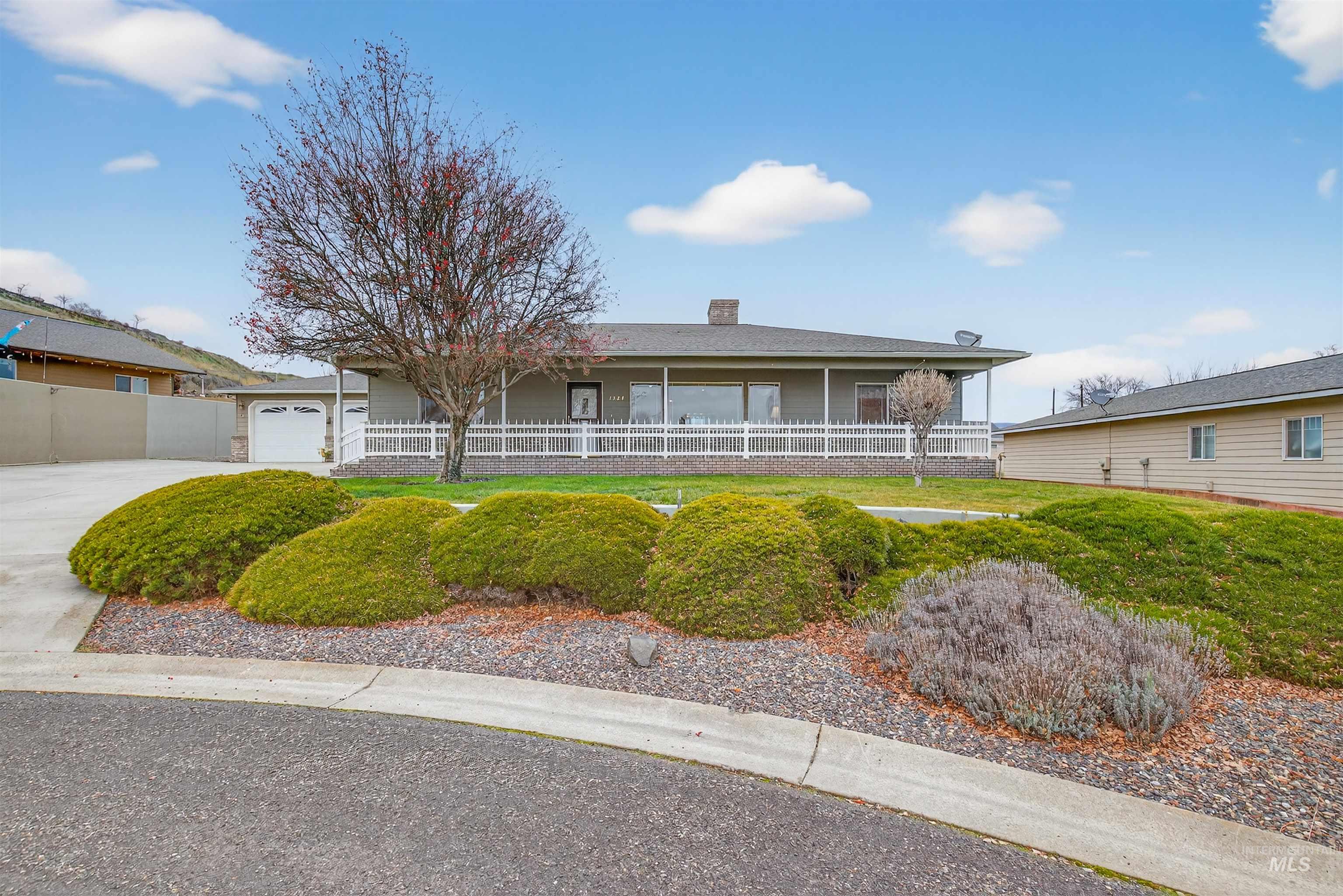 1324 Setlow Court, Clarkston, Washington 99403, 3 Bedrooms, 2.5 Bathrooms, Residential For Sale, Price $457,000,MLS 98972596