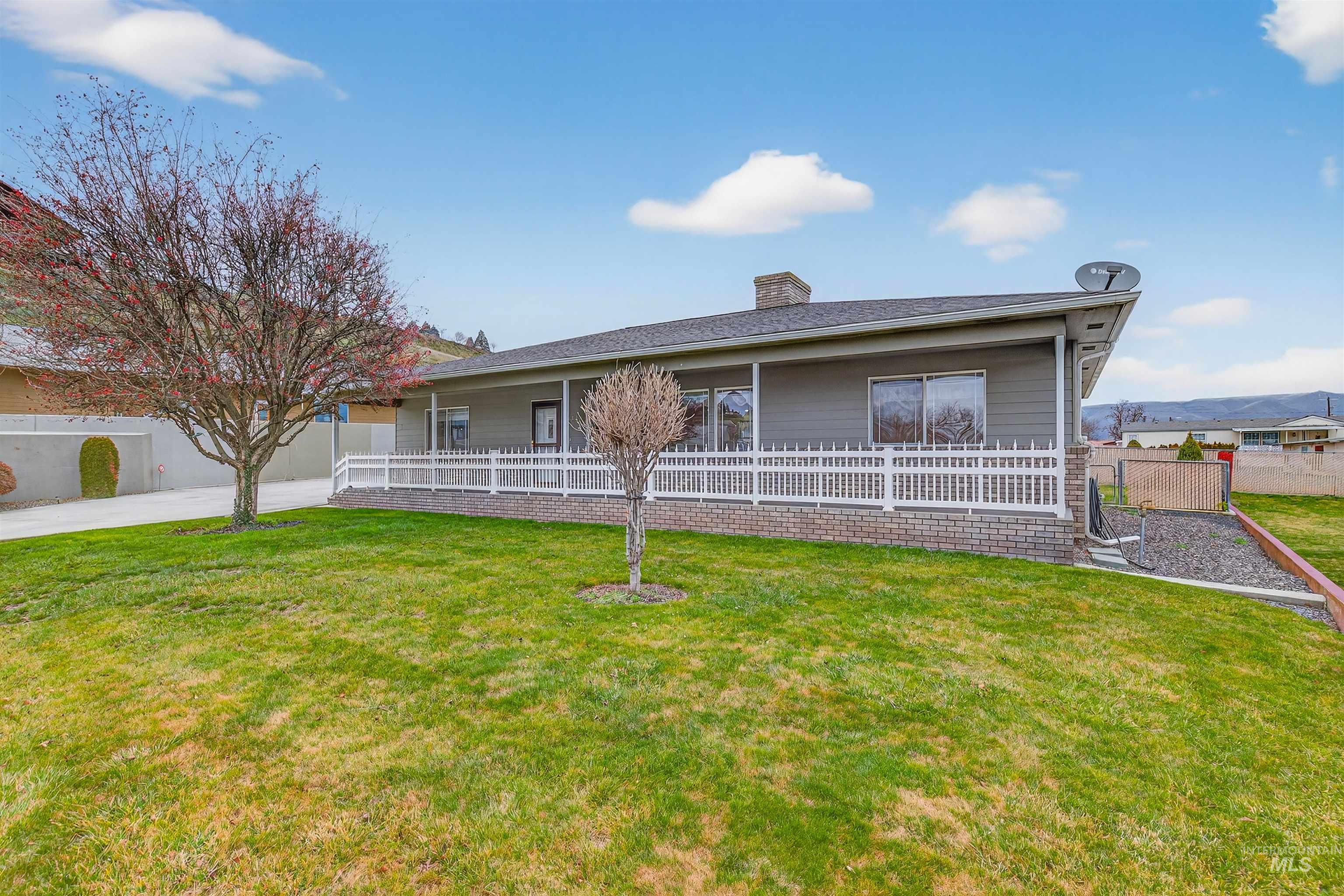 1324 Setlow Court, Clarkston, Washington 99403, 3 Bedrooms, 2.5 Bathrooms, Residential For Sale, Price $457,000,MLS 98972596