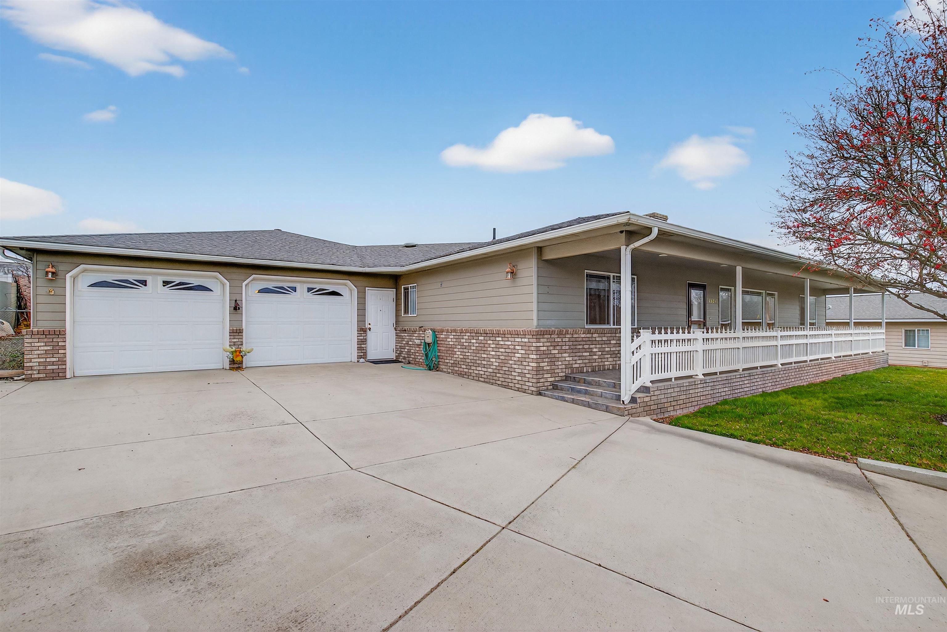 1324 Setlow Court, Clarkston, Washington 99403, 3 Bedrooms, 2.5 Bathrooms, Residential For Sale, Price $457,000,MLS 98972596