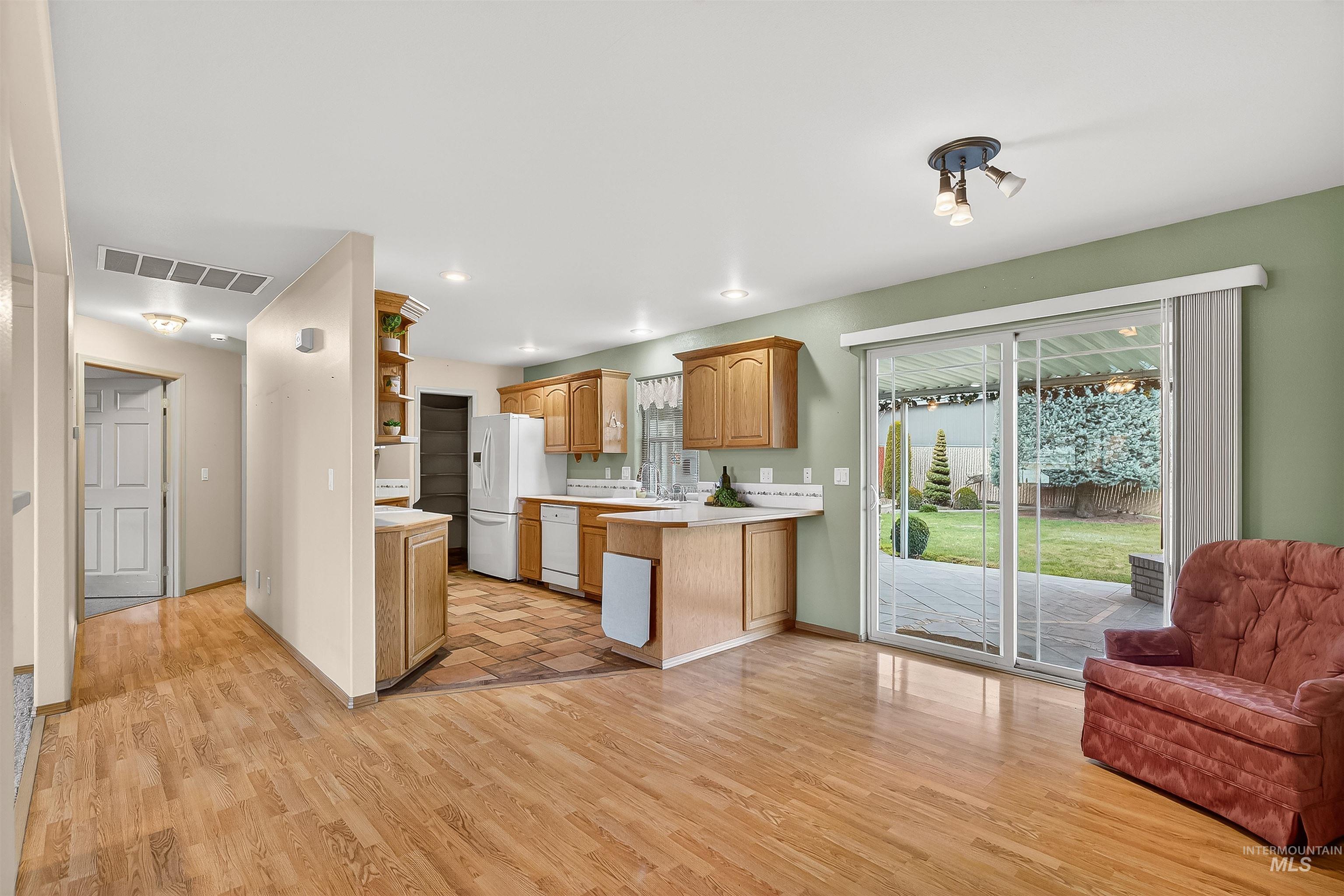 1324 Setlow Court, Clarkston, Washington 99403, 3 Bedrooms, 2.5 Bathrooms, Residential For Sale, Price $457,000,MLS 98972596