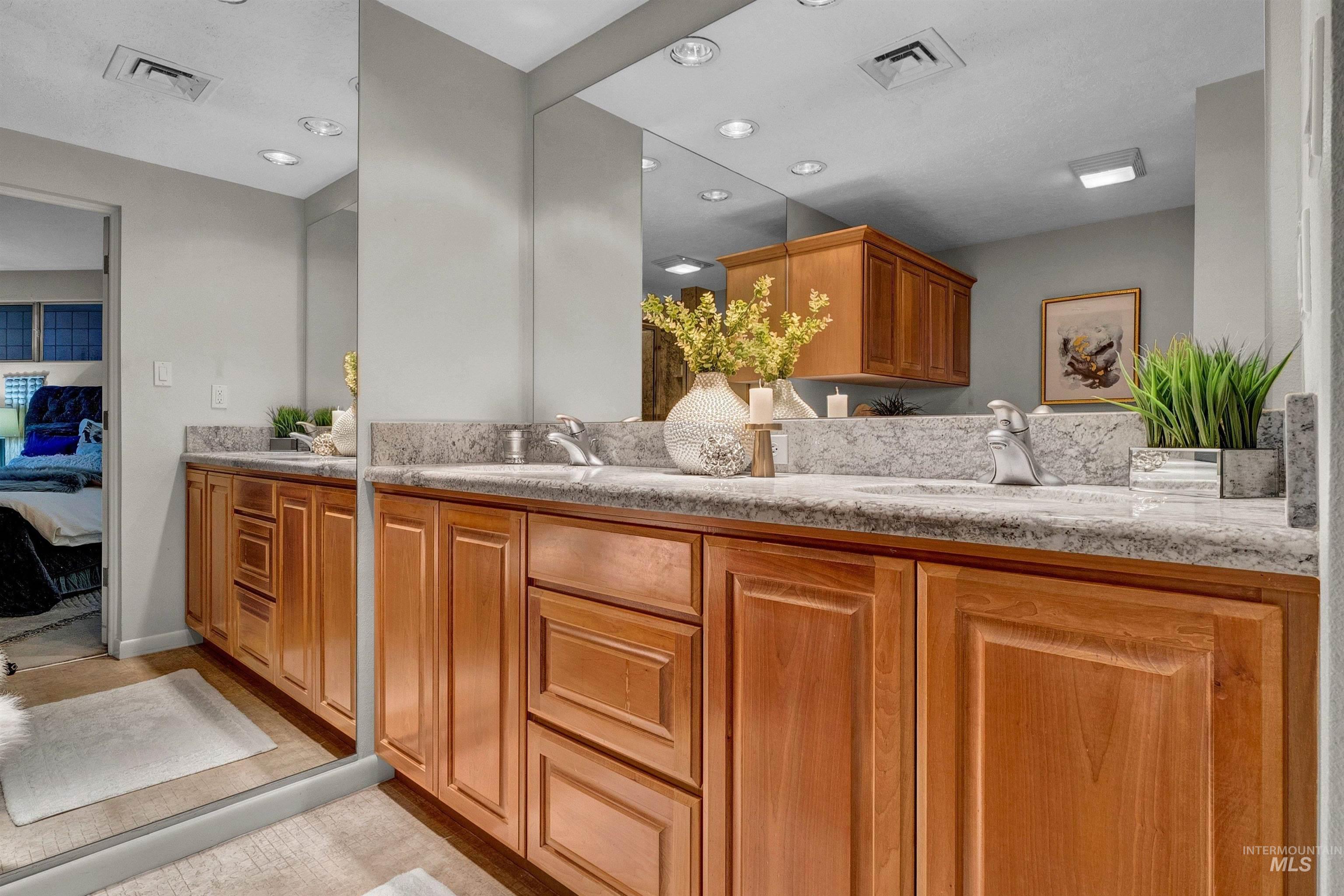 3701 W Crescent Rim Drive, Boise, Idaho 83706, 2 Bedrooms, 2 Bathrooms, Residential For Sale, Price $800,000,MLS 98972601