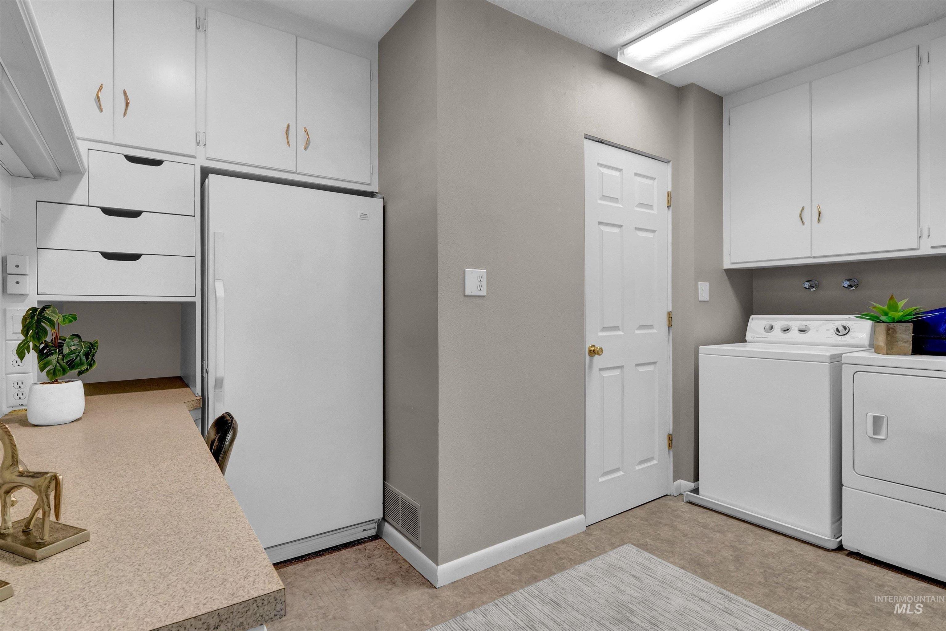 3701 W Crescent Rim Drive, Boise, Idaho 83706, 2 Bedrooms, 2 Bathrooms, Residential For Sale, Price $800,000,MLS 98972601