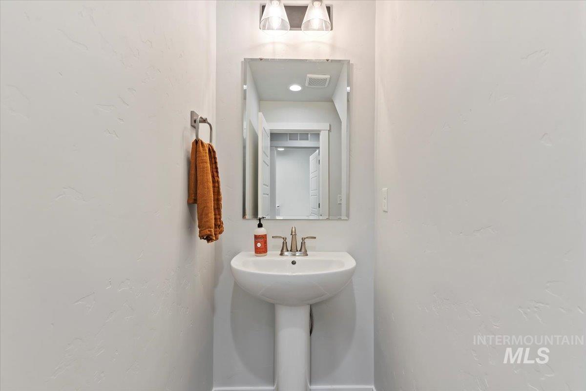 4086 N Kithnos Ave, Meridian, Idaho 83646, 5 Bedrooms, 2.5 Bathrooms, Residential For Sale, Price $580,000,MLS 98972603