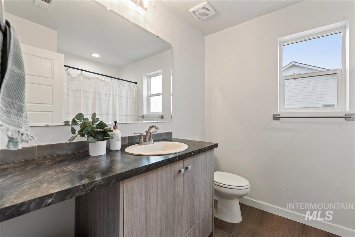 4086 N Kithnos Ave, Meridian, Idaho 83646, 5 Bedrooms, 2.5 Bathrooms, Residential For Sale, Price $575,000,MLS 98972603