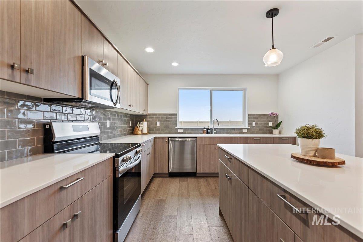 4086 N Kithnos Ave, Meridian, Idaho 83646, 5 Bedrooms, 2.5 Bathrooms, Residential For Sale, Price $580,000,MLS 98972603