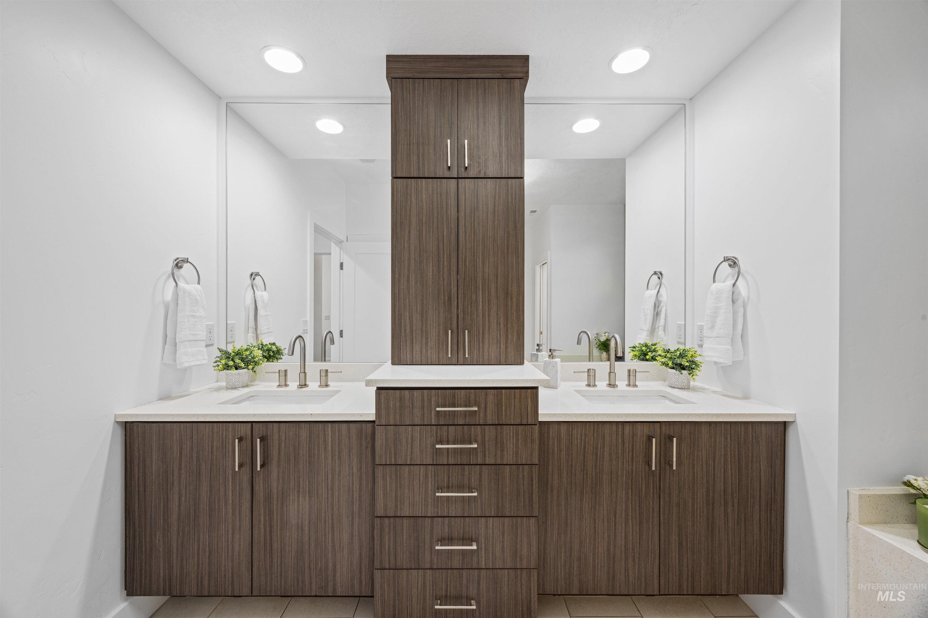 3103 S Old Hickory Way, Boise, Idaho 83716, 5 Bedrooms, 3.5 Bathrooms, Residential For Sale, Price $899,000,MLS 98972606