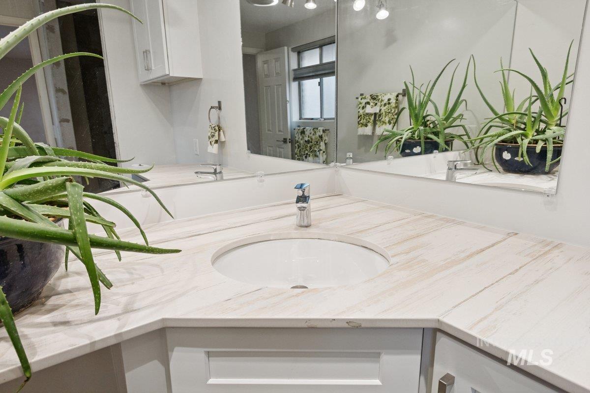 8341 W Bloomfield Dr, Boise, Idaho 83704, 3 Bedrooms, 2.5 Bathrooms, Residential For Sale, Price $398,937,MLS 98972618