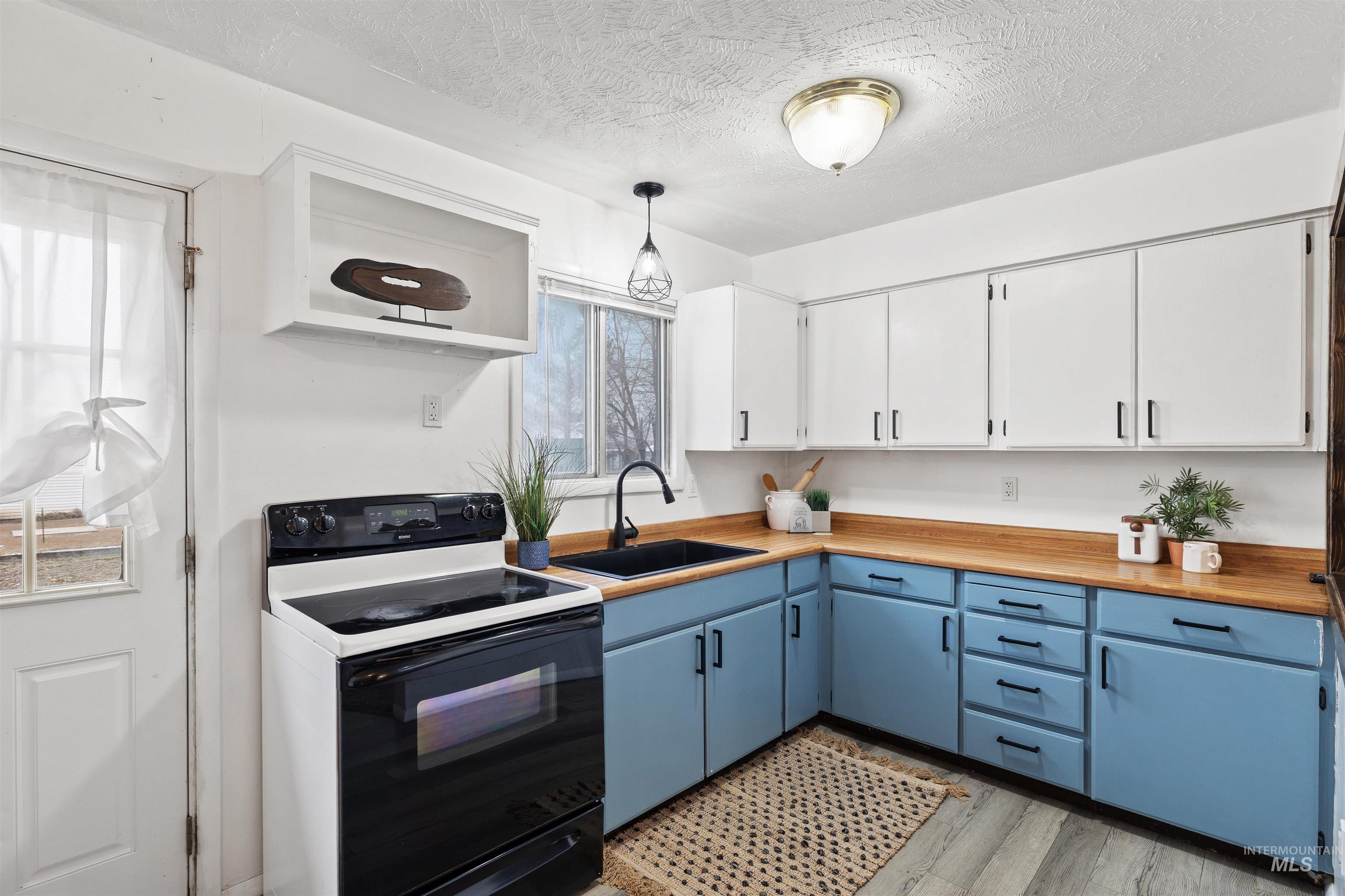 60 Laurie Ln, Burley, Idaho 83318-5037, 4 Bedrooms, 2 Bathrooms, Residential For Sale, Price $350,000,MLS 98972634