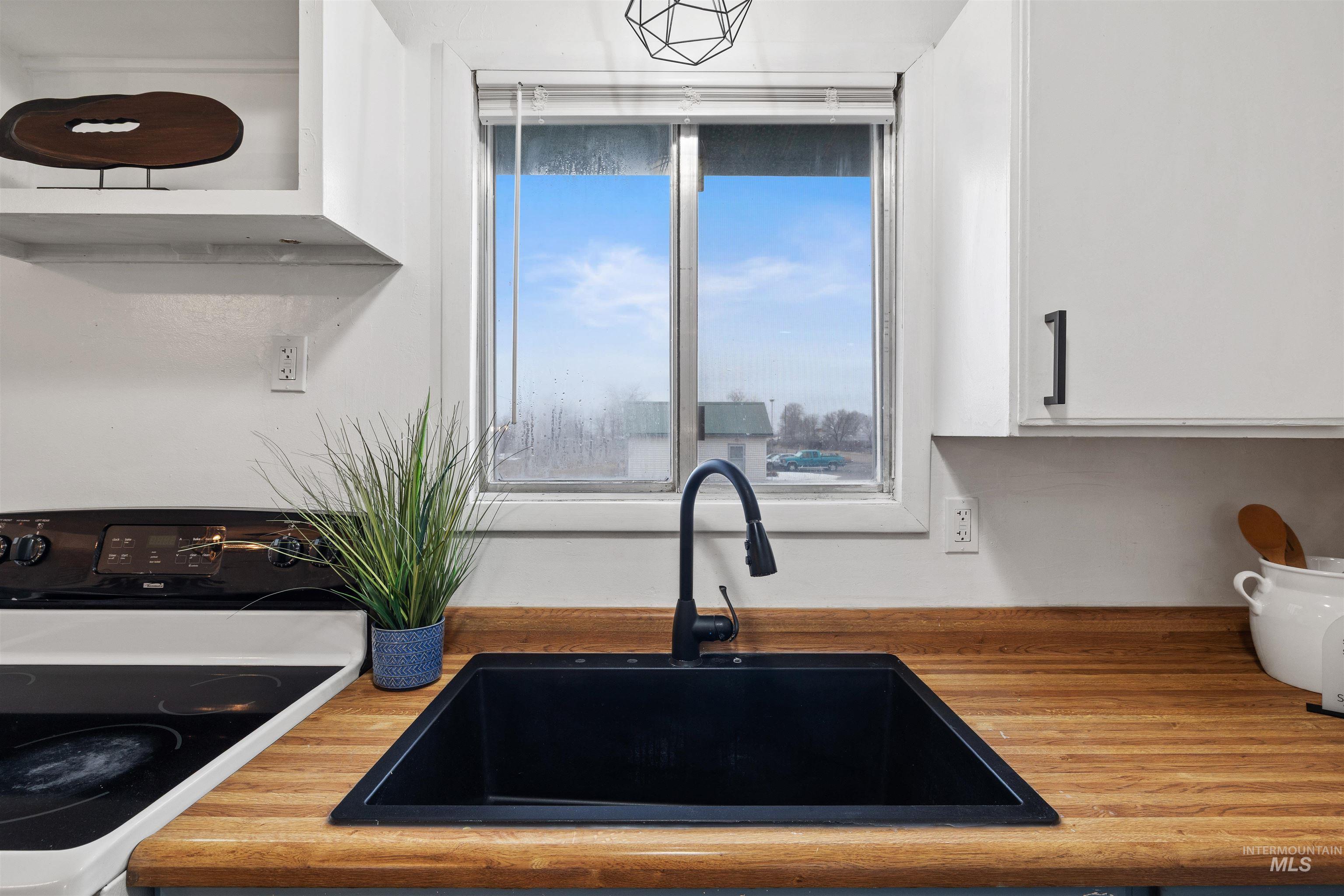 60 Laurie Ln, Burley, Idaho 83318-5037, 4 Bedrooms, 2 Bathrooms, Residential For Sale, Price $350,000,MLS 98972634