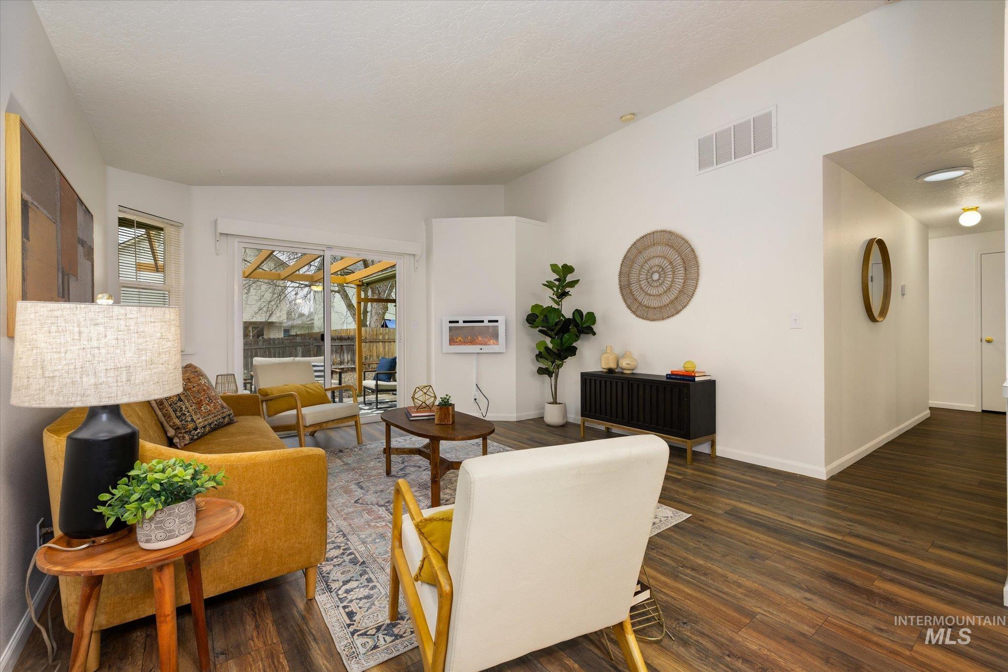 6013 N Waterside, Garden City, Idaho 83714, 3 Bedrooms, 2 Bathrooms, Residential For Sale, Price $411,000,MLS 98972646