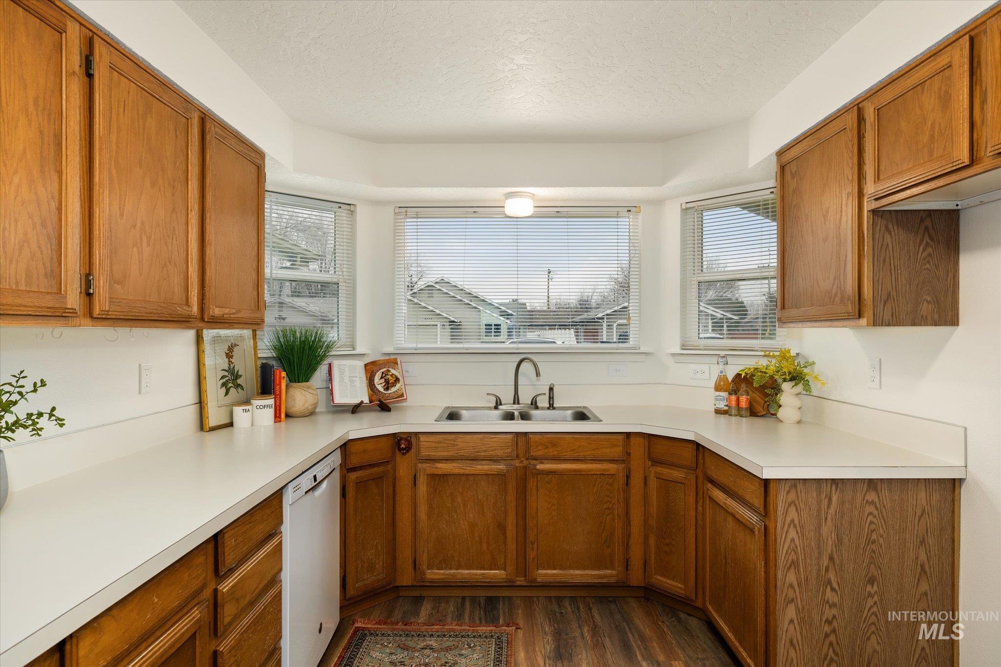 6013 N Waterside, Garden City, Idaho 83714, 3 Bedrooms, 2 Bathrooms, Residential For Sale, Price $411,000,MLS 98972646