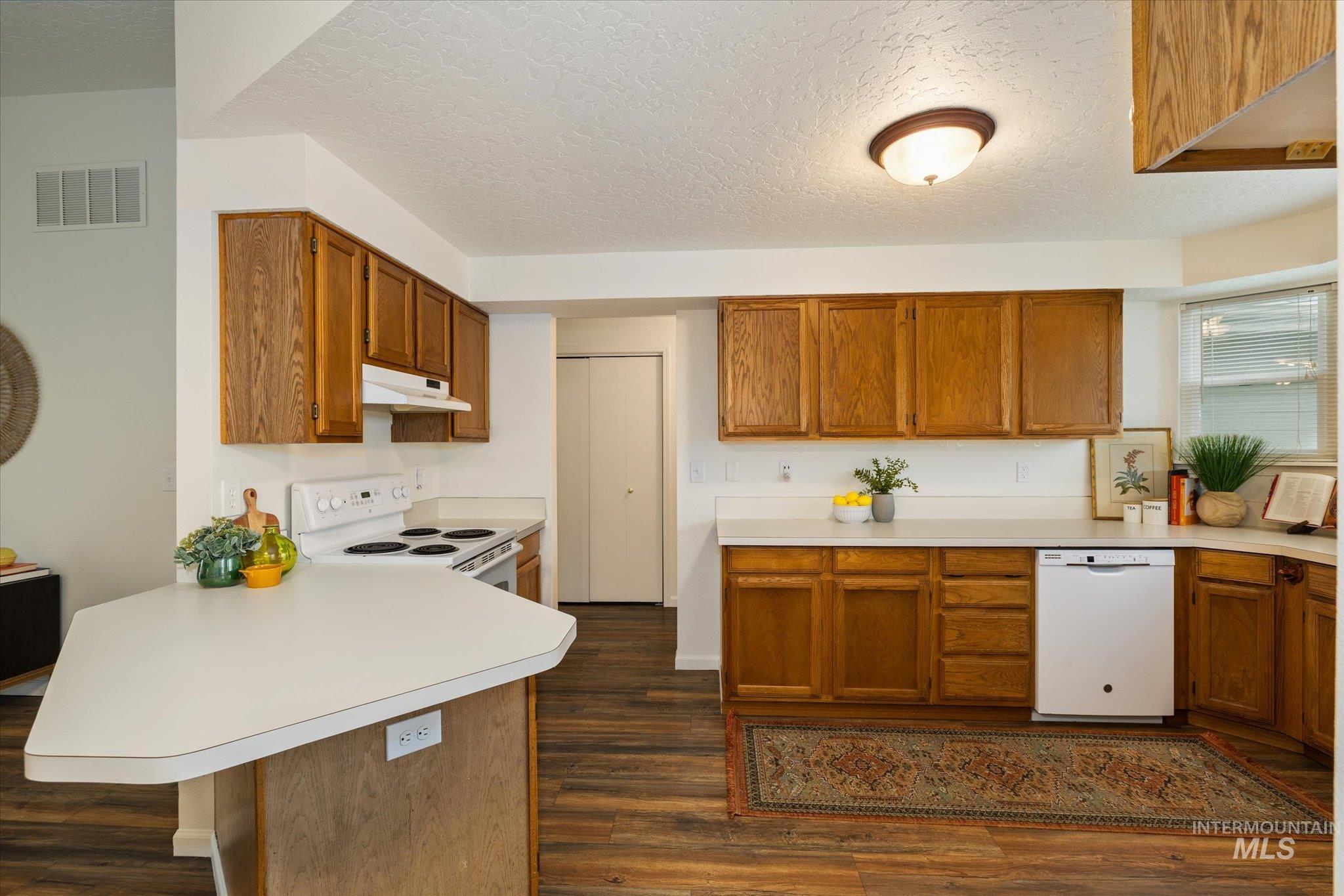 6013 N Waterside, Garden City, Idaho 83714, 3 Bedrooms, 2 Bathrooms, Residential For Sale, Price $411,000,MLS 98972646