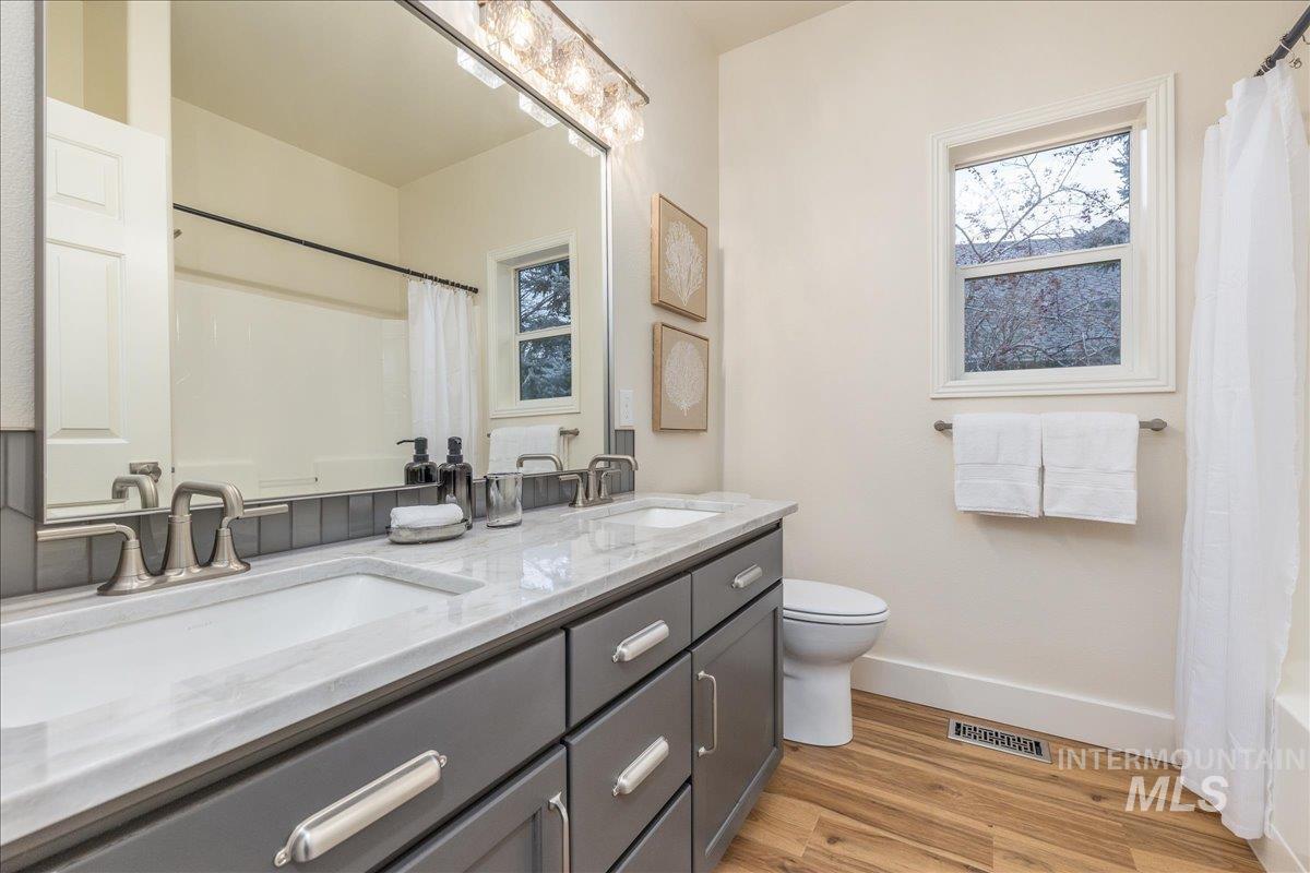 2162 N Sevenoaks Way, Eagle, Idaho 83616, 4 Bedrooms, 3.5 Bathrooms, Residential For Sale, Price $975,000,MLS 98972657