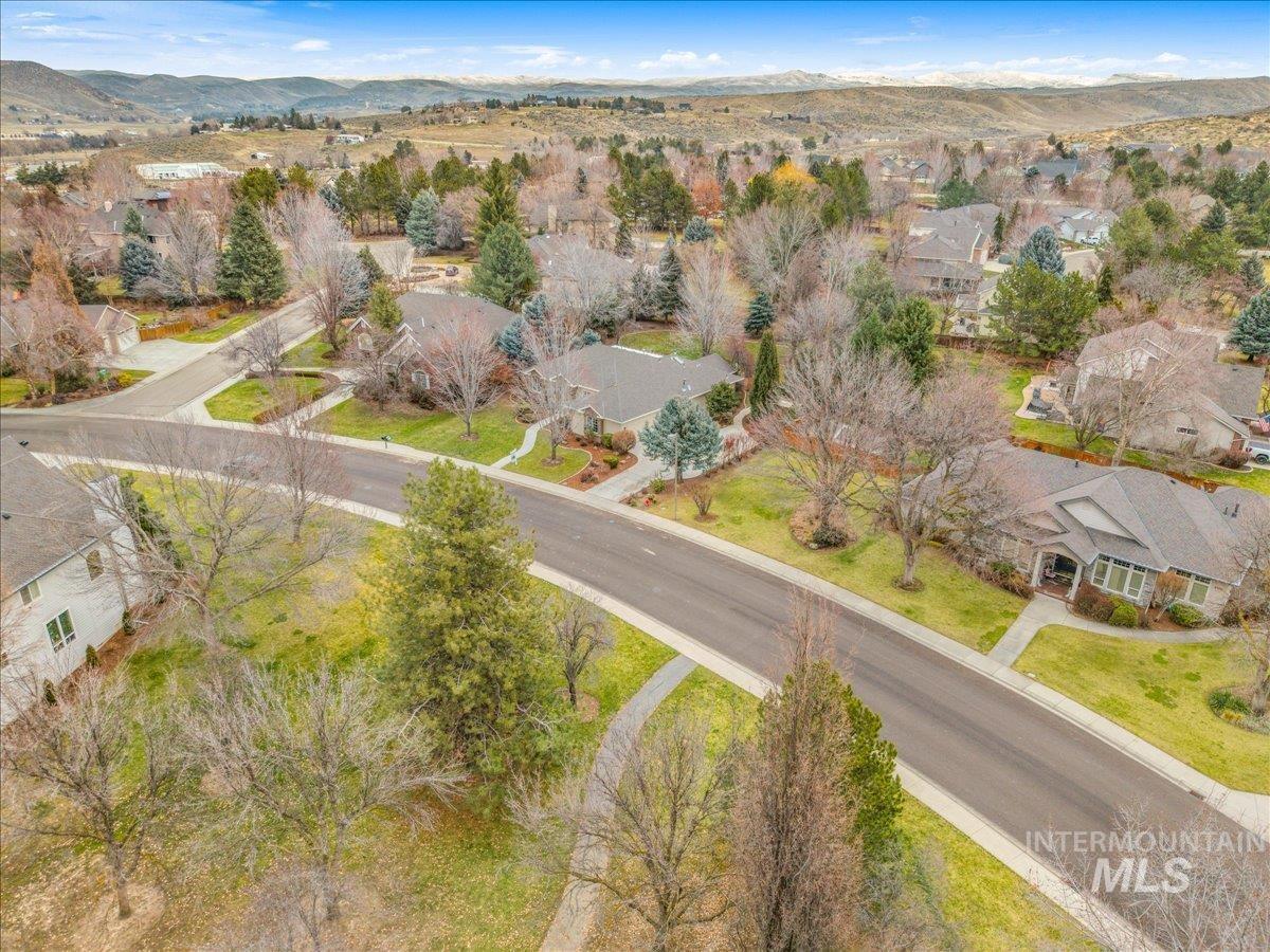 2162 N Sevenoaks Way, Eagle, Idaho 83616, 4 Bedrooms, 3.5 Bathrooms, Residential For Sale, Price $975,000,MLS 98972657