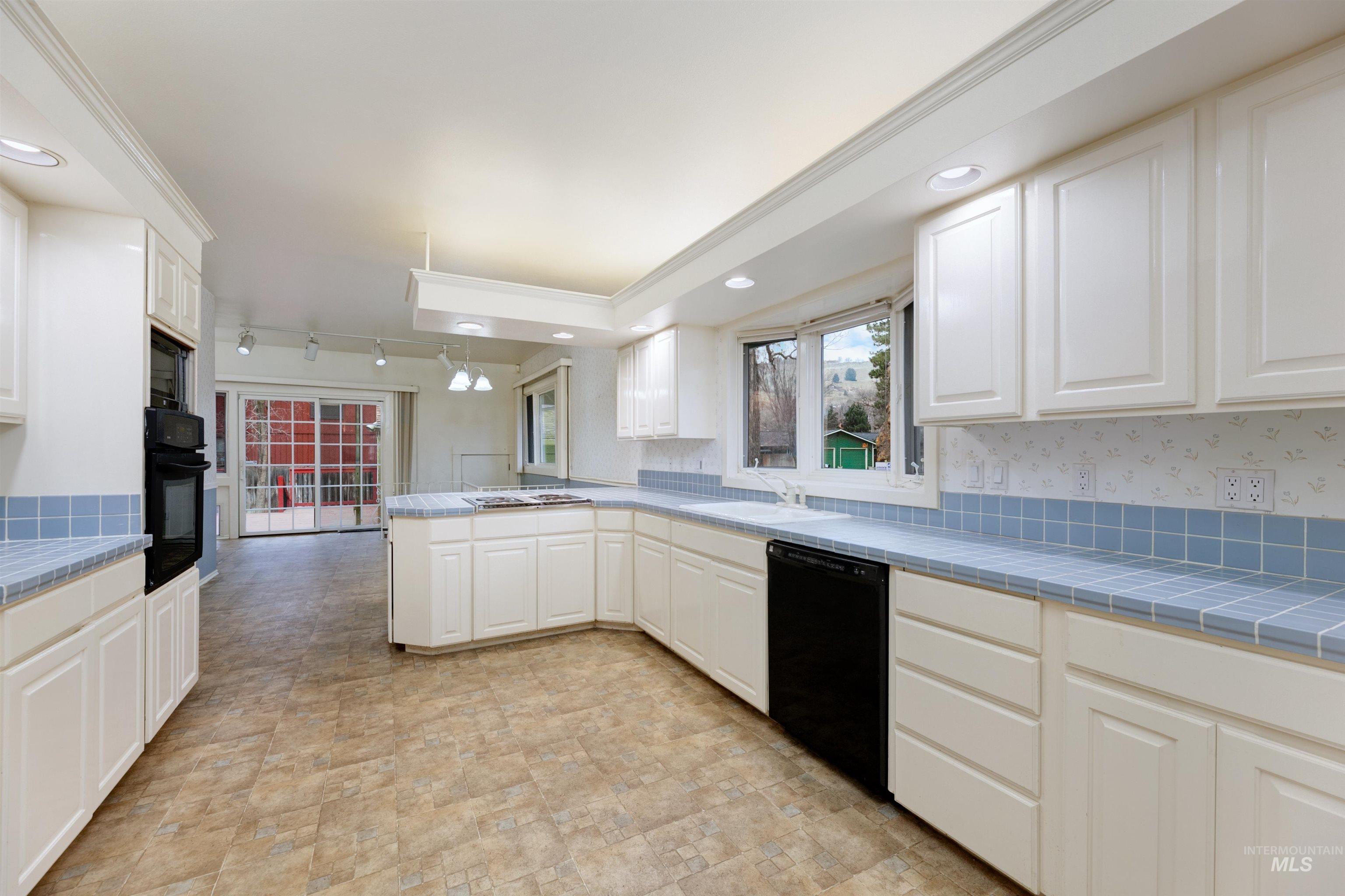 3939 N Oak Park Place, Boise, Idaho 83703, 4 Bedrooms, 2 Bathrooms, Residential For Sale, Price $635,900,MLS 98972661