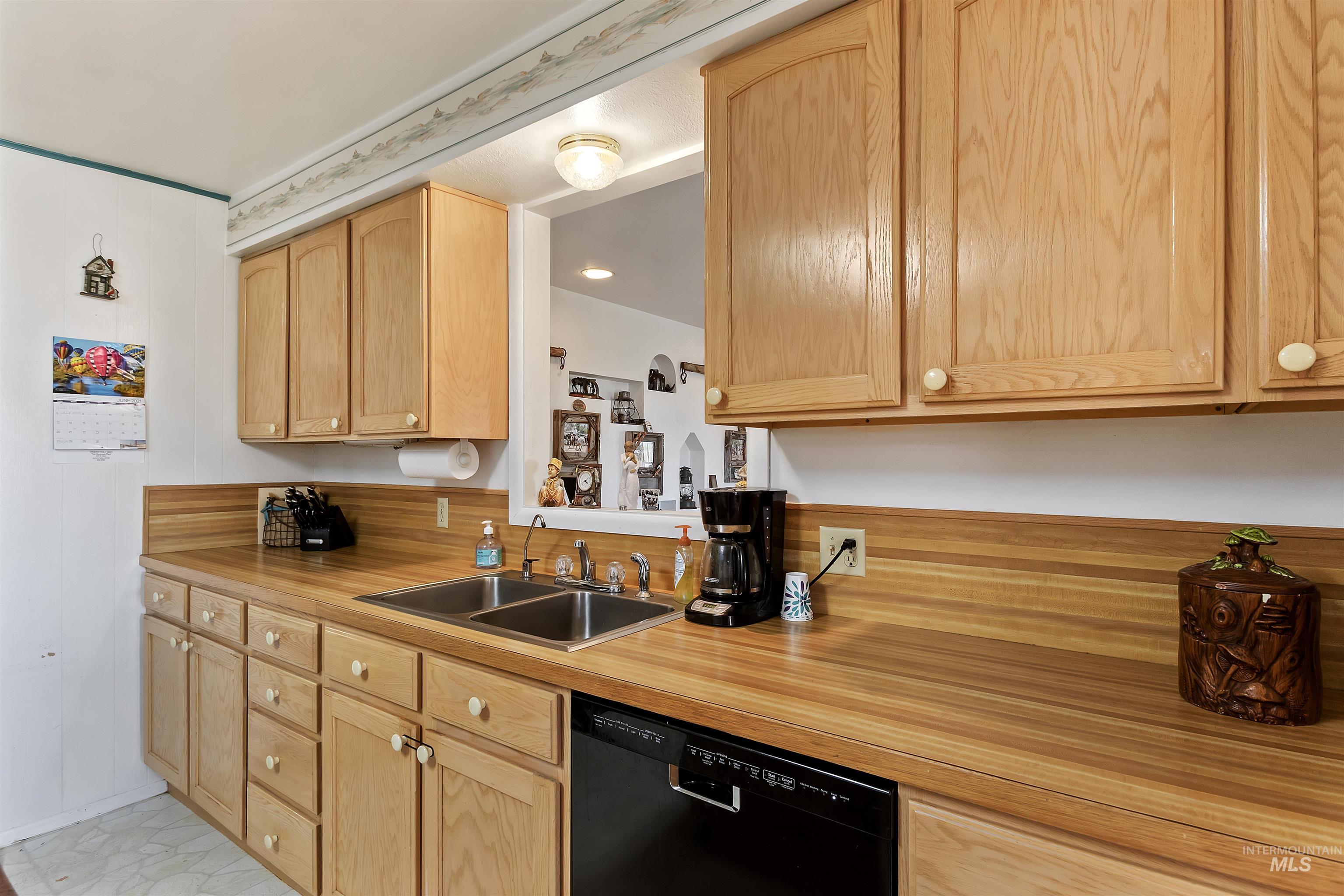 1289 E 2350 S, Bliss, Idaho 83314, 4 Bedrooms, 3 Bathrooms, Residential For Sale, Price $989,000,MLS 98972668