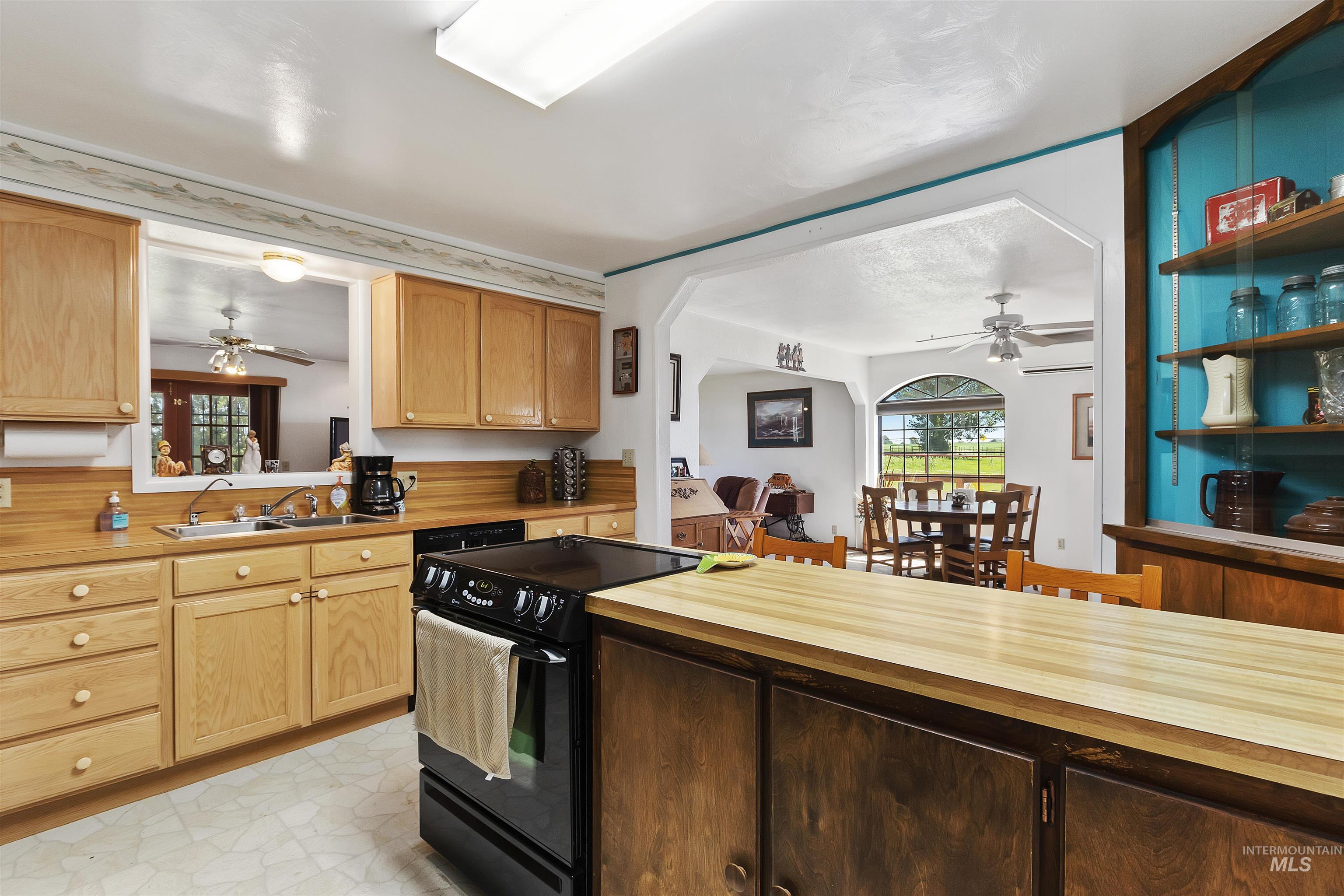 1289 E 2350 S, Bliss, Idaho 83314, 4 Bedrooms, 3 Bathrooms, Residential For Sale, Price $989,000,MLS 98972668