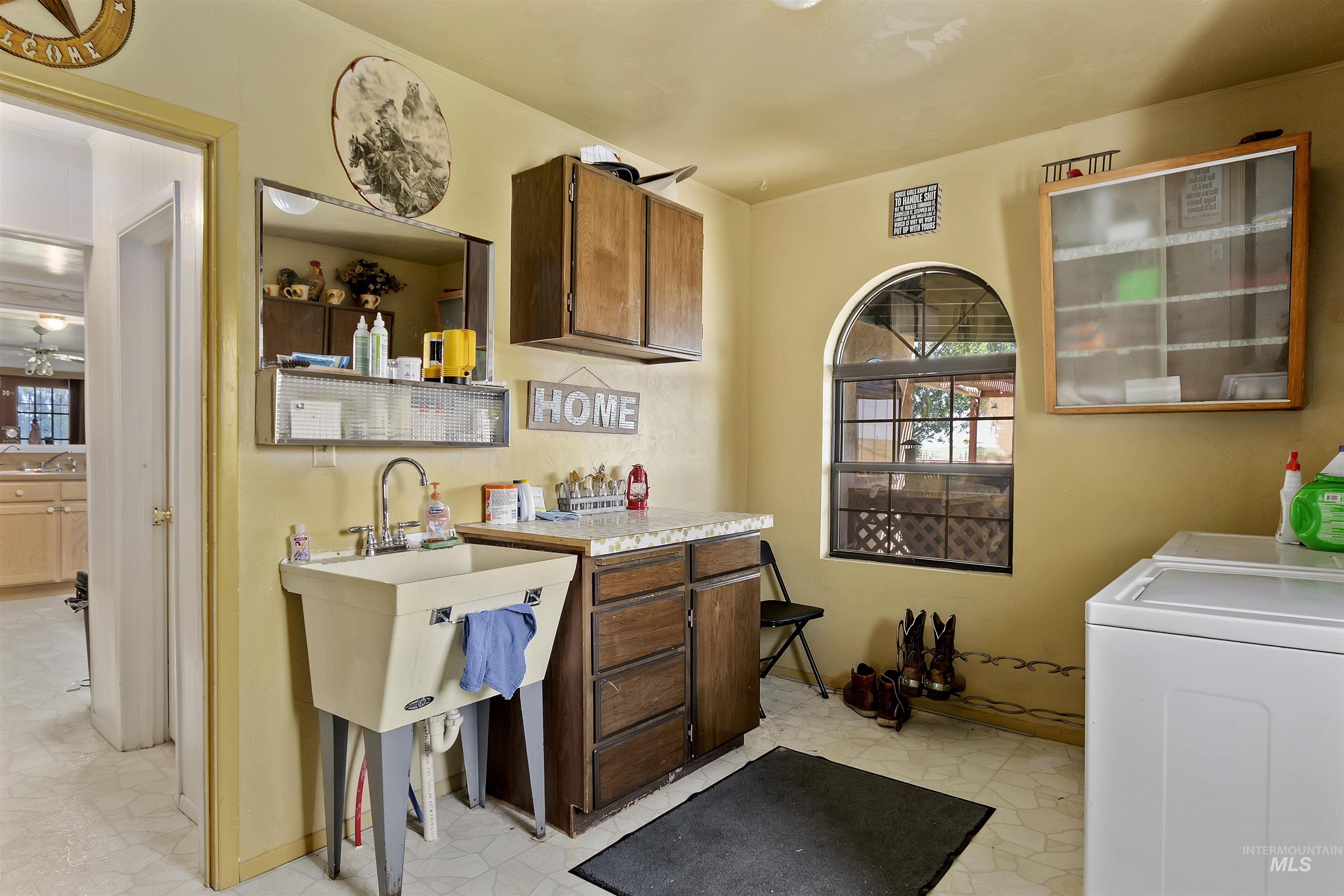 1289 E 2350 S, Bliss, Idaho 83314, 4 Bedrooms, 3 Bathrooms, Residential For Sale, Price $989,000,MLS 98972668