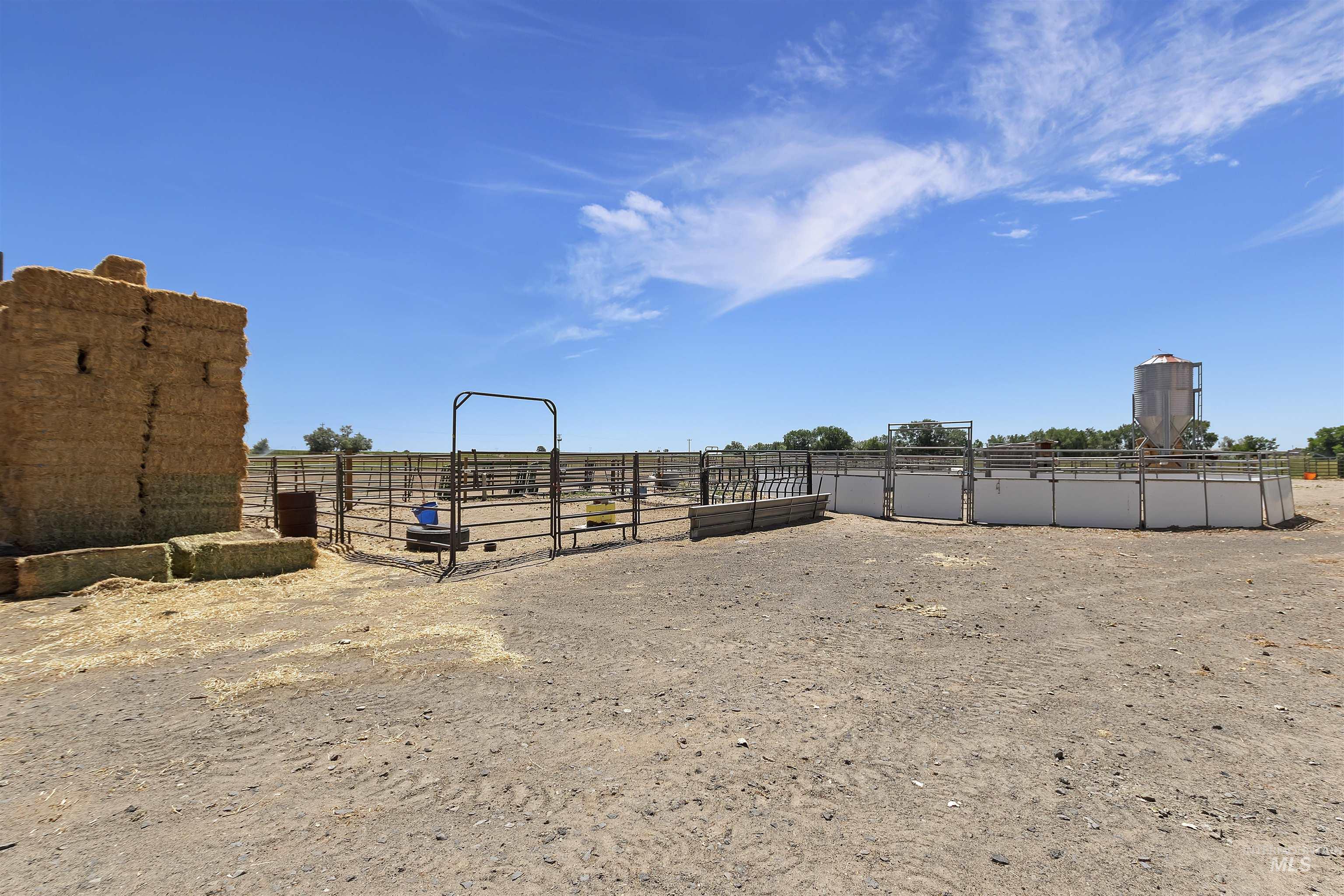 1289 E 2350 S, Bliss, Idaho 83314, 4 Bedrooms, 3 Bathrooms, Residential For Sale, Price $989,000,MLS 98972668