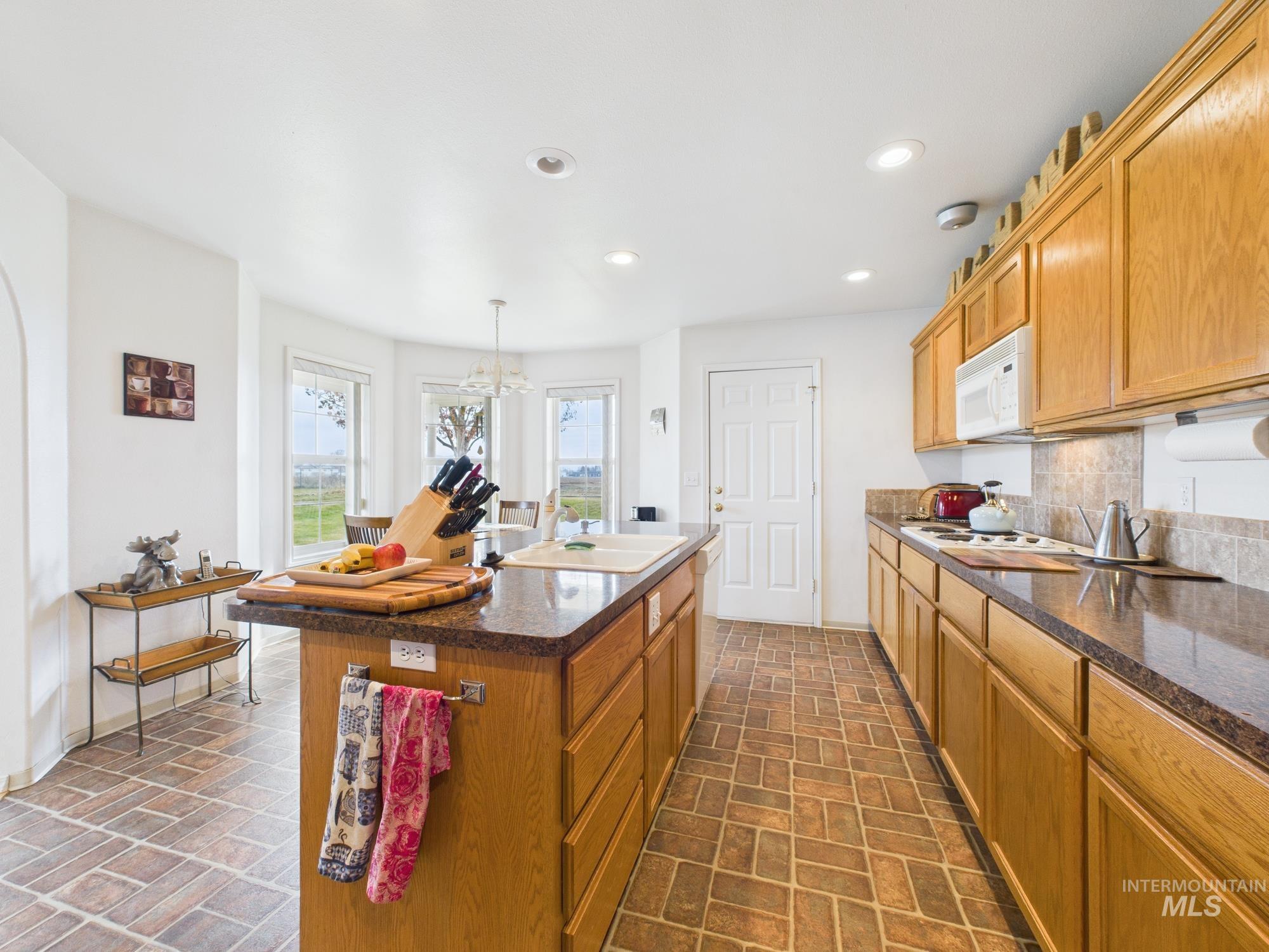 425 W Central Rd, Emmett, Idaho 83617, 3 Bedrooms, 2 Bathrooms, Residential For Sale, Price $644,000,MLS 98972700