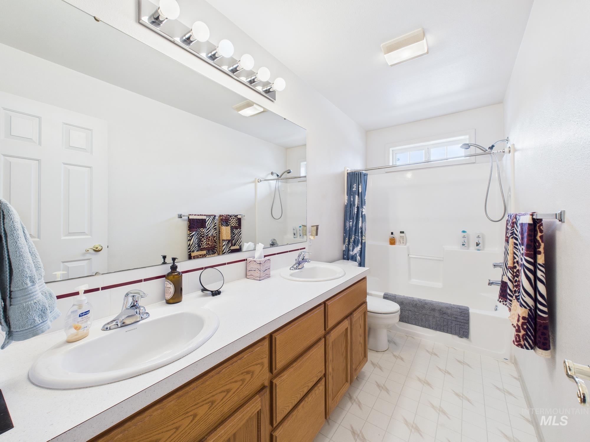 425 W Central Rd, Emmett, Idaho 83617, 3 Bedrooms, 2 Bathrooms, Residential For Sale, Price $644,000,MLS 98972700