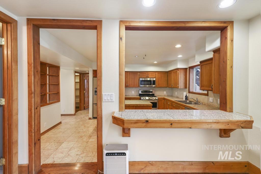 568 N 150 E, Shoshone, Idaho 83352, 4 Bedrooms, 2.5 Bathrooms, Residential For Sale, Price $555,000,MLS 98972703