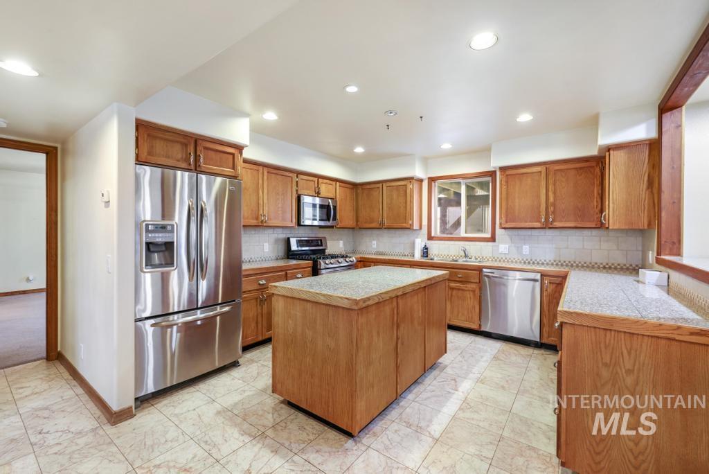 568 N 150 E, Shoshone, Idaho 83352, 4 Bedrooms, 2.5 Bathrooms, Residential For Sale, Price $555,000,MLS 98972703