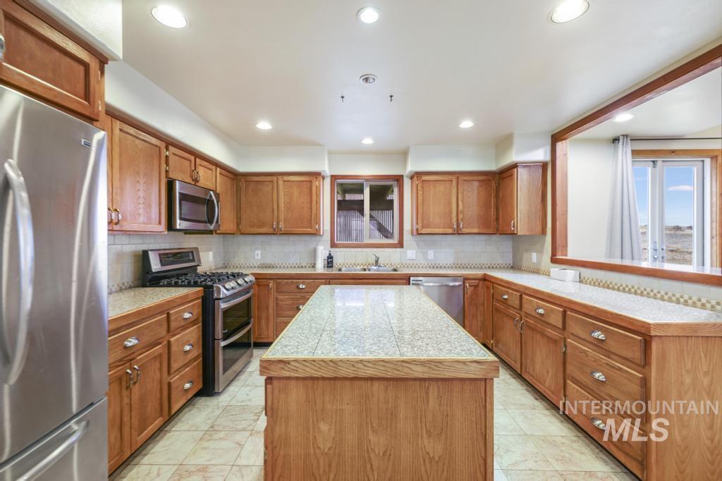 568 N 150 E, Shoshone, Idaho 83352, 4 Bedrooms, 2.5 Bathrooms, Residential For Sale, Price $555,000,MLS 98972703