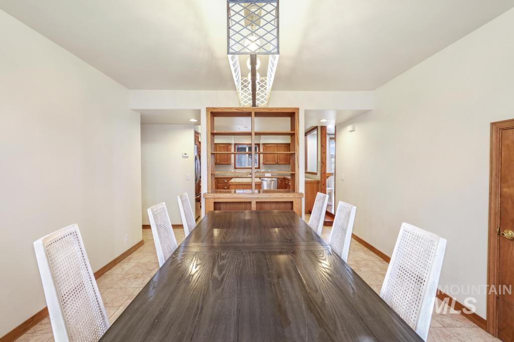 568 N 150 E, Shoshone, Idaho 83352, 4 Bedrooms, 2.5 Bathrooms, Residential For Sale, Price $555,000,MLS 98972703