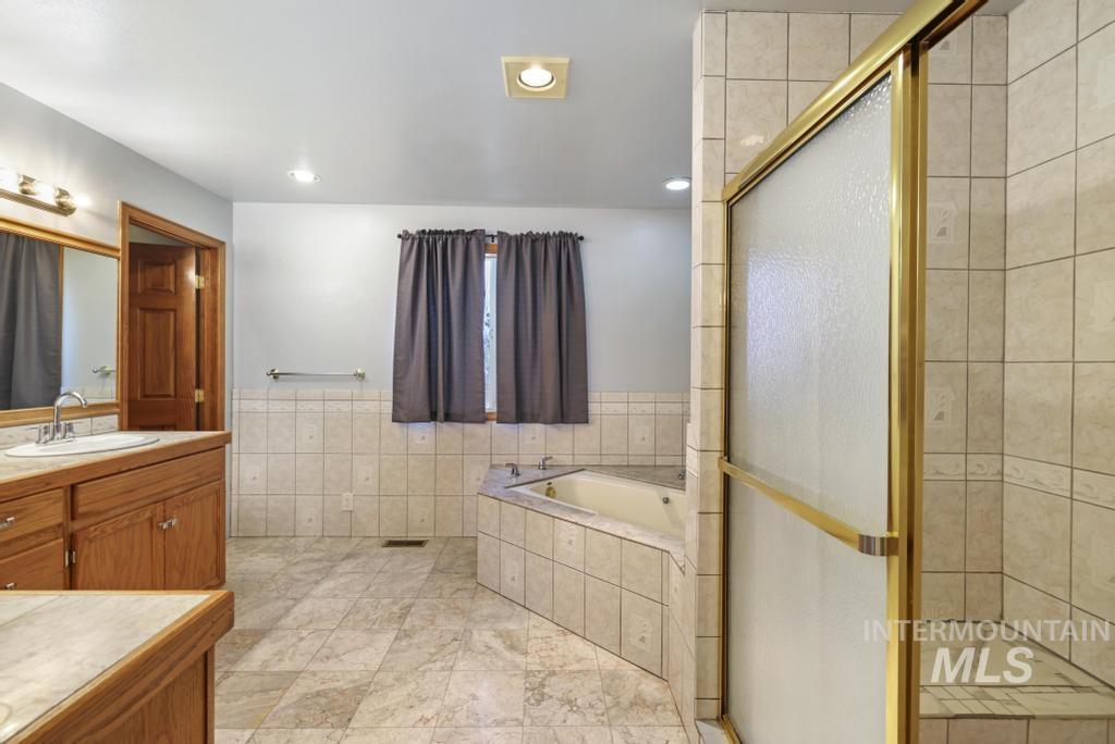 568 N 150 E, Shoshone, Idaho 83352, 4 Bedrooms, 2.5 Bathrooms, Residential For Sale, Price $555,000,MLS 98972703