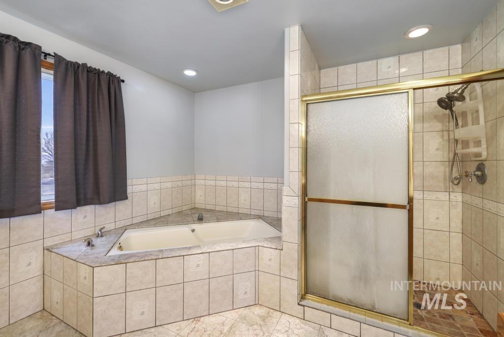 568 N 150 E, Shoshone, Idaho 83352, 4 Bedrooms, 2.5 Bathrooms, Residential For Sale, Price $555,000,MLS 98972703