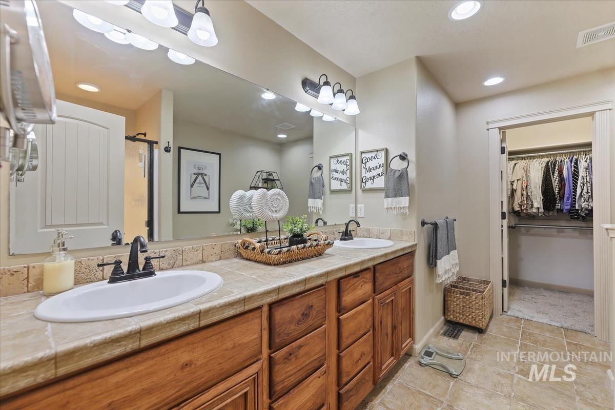 647 N Shadowfox Place, Eagle, Idaho 83616, 3 Bedrooms, 2.5 Bathrooms, Residential For Sale, Price $440,000,MLS 98972710