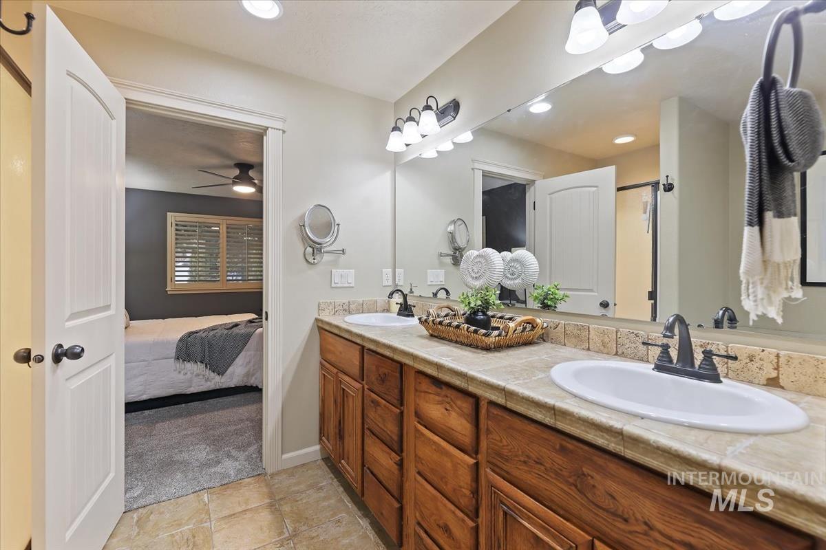 647 N Shadowfox Place, Eagle, Idaho 83616, 3 Bedrooms, 2.5 Bathrooms, Residential For Sale, Price $440,000,MLS 98972710