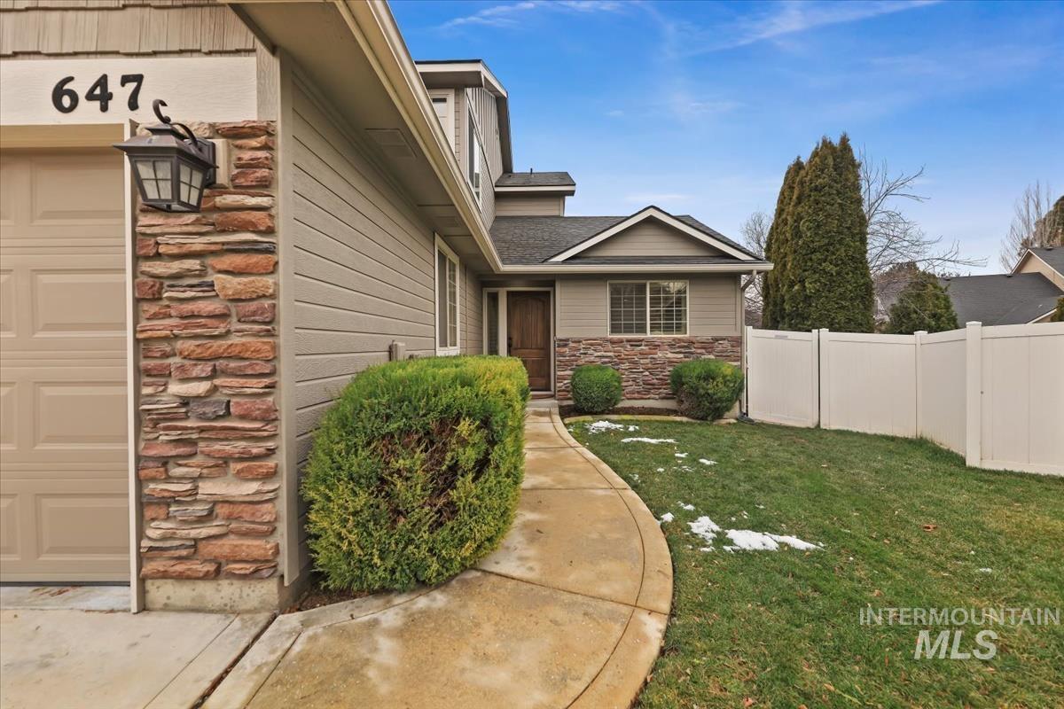 647 N Shadowfox Place, Eagle, Idaho 83616, 3 Bedrooms, 2.5 Bathrooms, Residential For Sale, Price $440,000,MLS 98972710