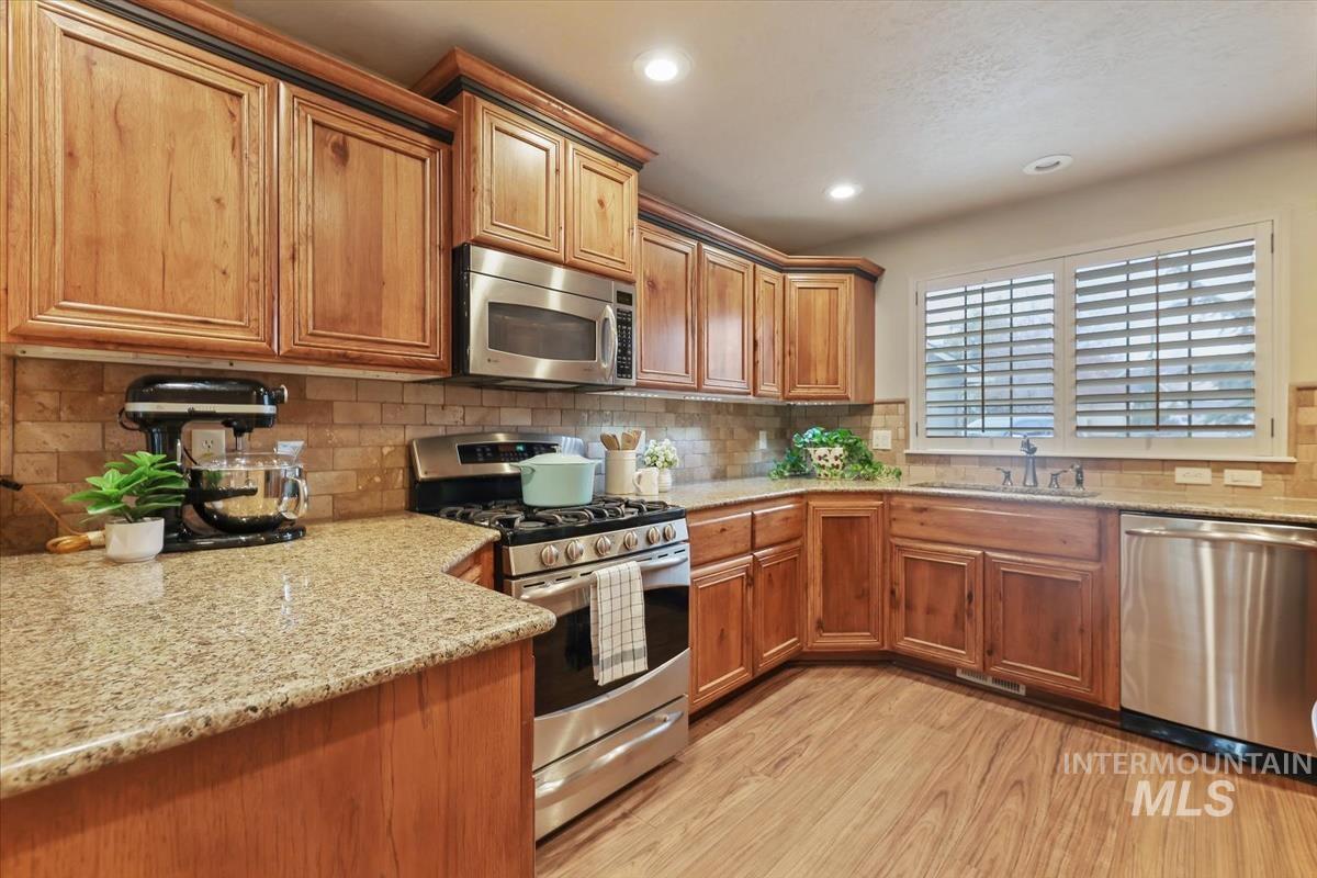 647 N Shadowfox Place, Eagle, Idaho 83616, 3 Bedrooms, 2.5 Bathrooms, Residential For Sale, Price $440,000,MLS 98972710