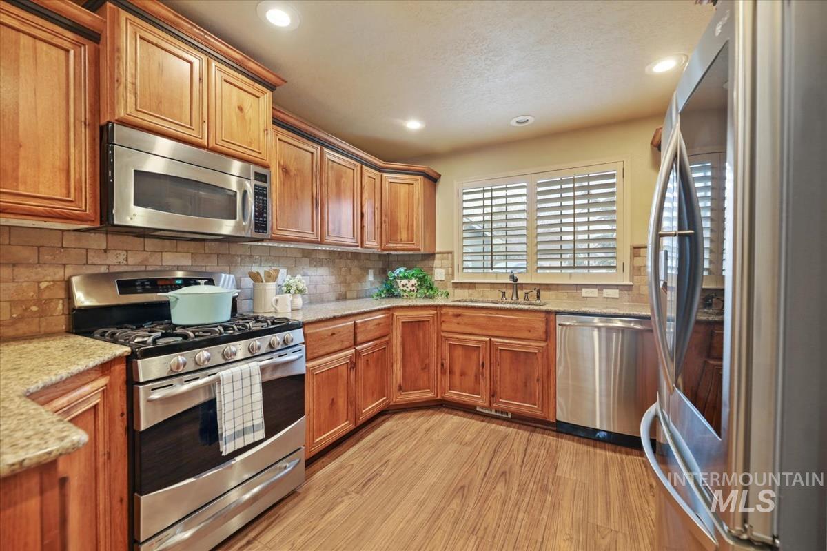 647 N Shadowfox Place, Eagle, Idaho 83616, 3 Bedrooms, 2.5 Bathrooms, Residential For Sale, Price $440,000,MLS 98972710