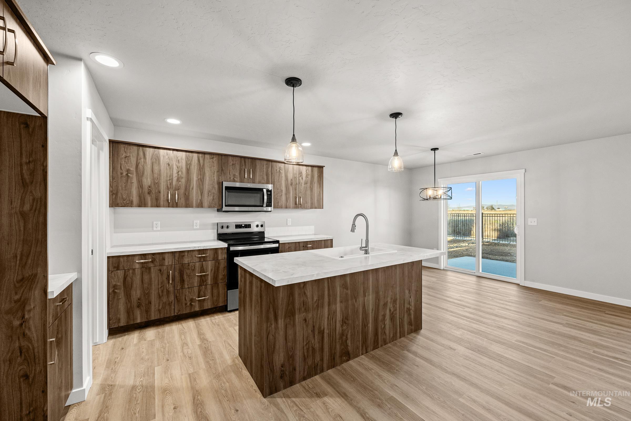 19570 Snowyside Way, Caldwell, Idaho 83605, 3 Bedrooms, 2.5 Bathrooms, Residential For Sale, Price $394,990,MLS 98972732